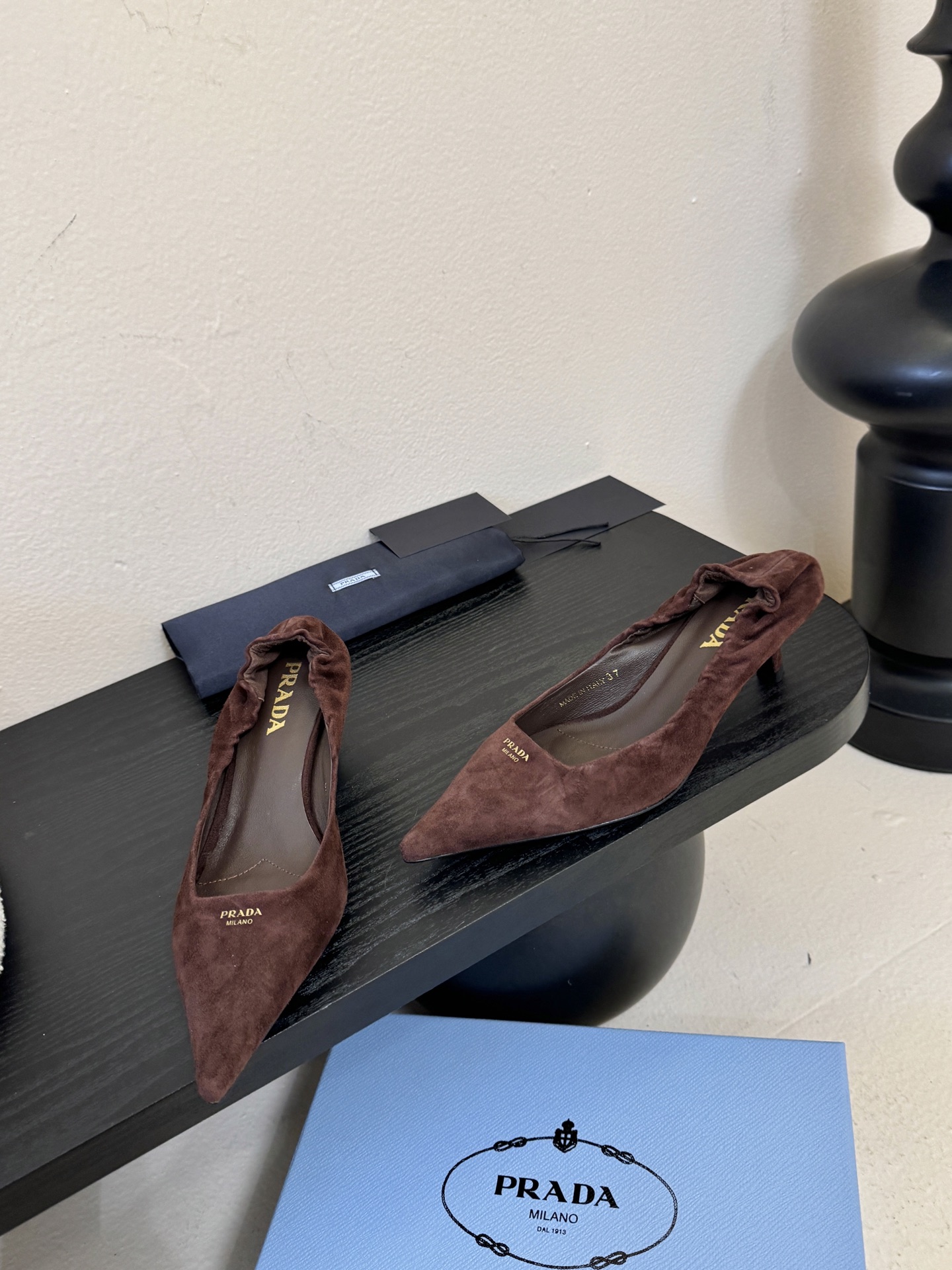 Prad* 26ss经典款三角标尖头小高跟单鞋采用锐利尖头+几何三角标的组合，鞋头处的三角拼接是品牌辨识