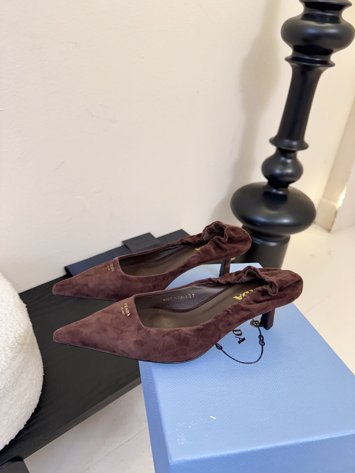 Prad* 26ss经典款三角标尖头小高跟单鞋采用锐利尖头+几何三角标的组合，鞋头处的三角拼接是品牌辨识