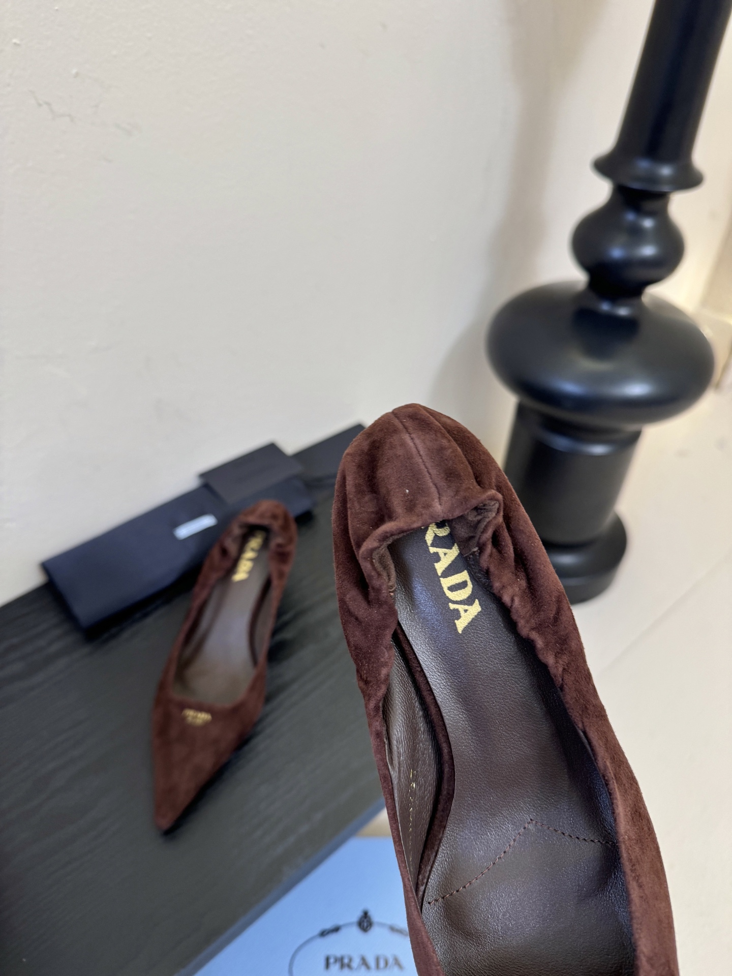 Prad* 26ss经典款三角标尖头小高跟单鞋采用锐利尖头+几何三角标的组合，鞋头处的三角拼接是品牌辨识