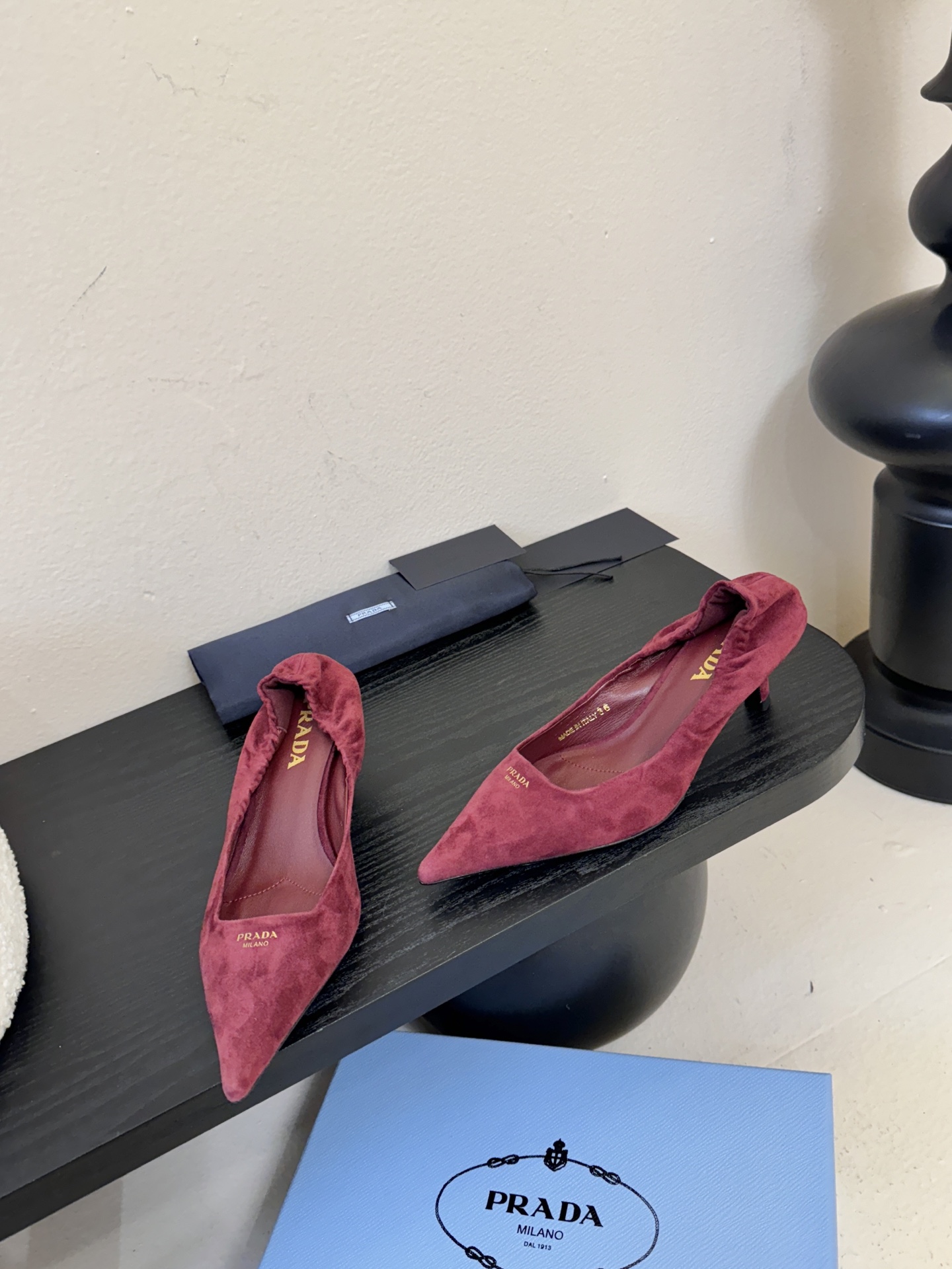 Prad* 26ss经典款三角标尖头小高跟单鞋采用锐利尖头+几何三角标的组合，鞋头处的三角拼接是品牌辨识