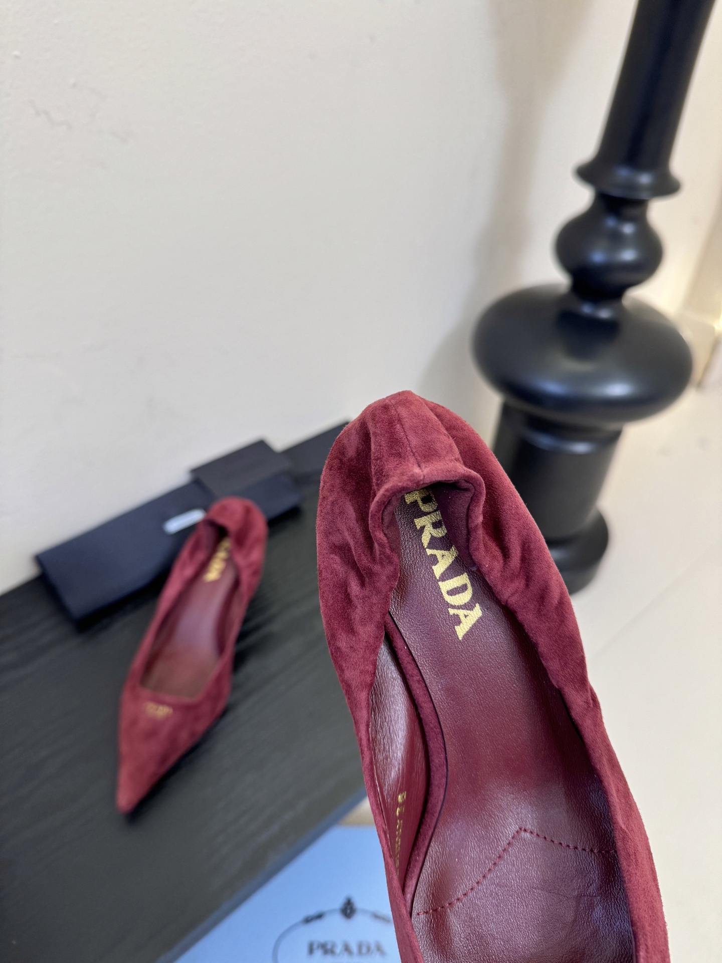 Prad* 26ss经典款三角标尖头小高跟单鞋采用锐利尖头+几何三角标的组合，鞋头处的三角拼接是品牌辨识