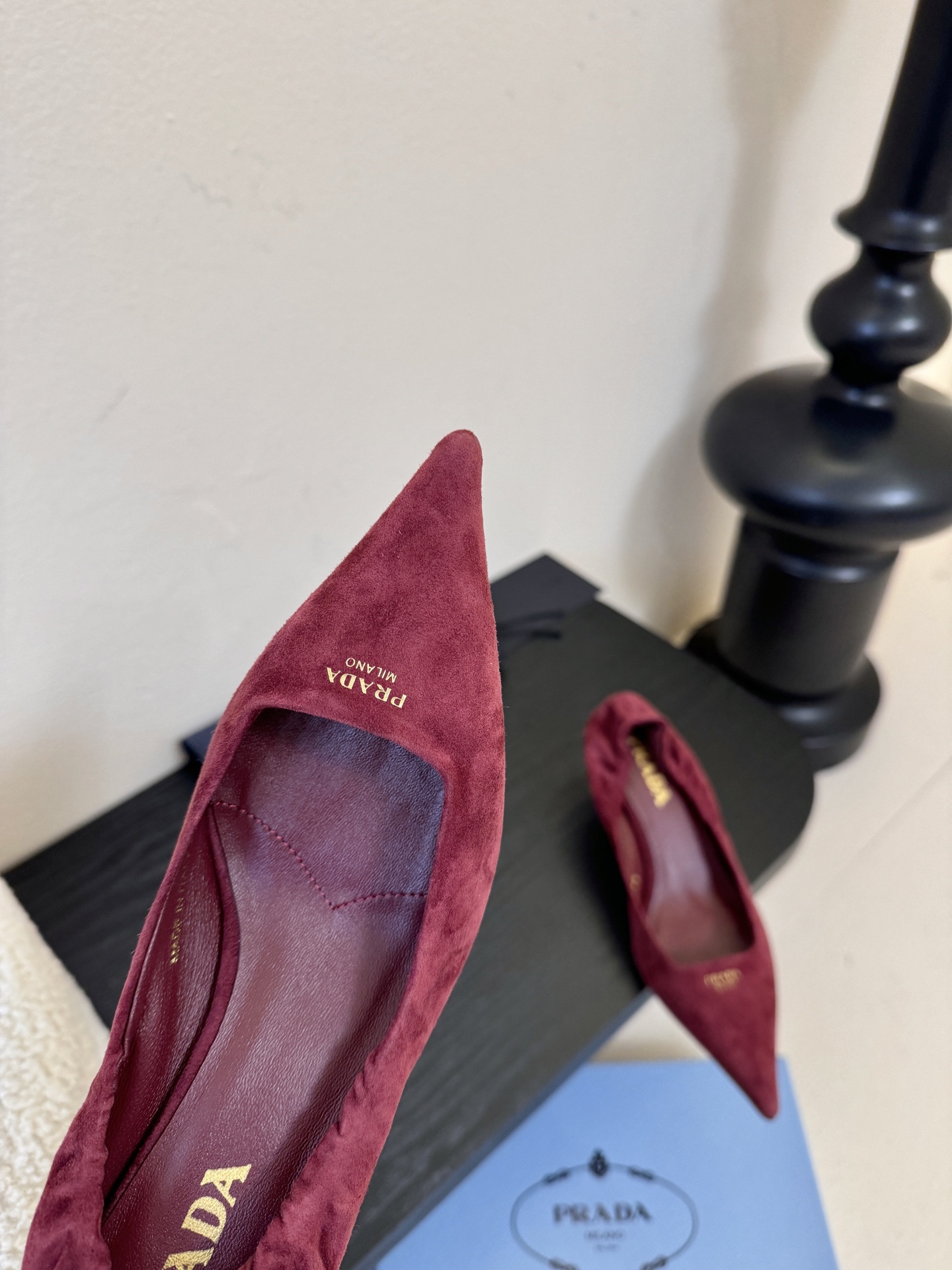 Prad* 26ss经典款三角标尖头小高跟单鞋采用锐利尖头+几何三角标的组合，鞋头处的三角拼接是品牌辨识