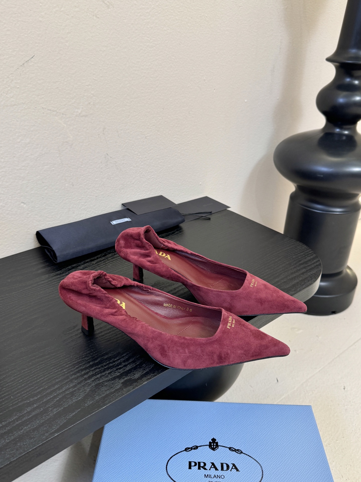 Prad* 26ss经典款三角标尖头小高跟单鞋采用锐利尖头+几何三角标的组合，鞋头处的三角拼接是品牌辨识