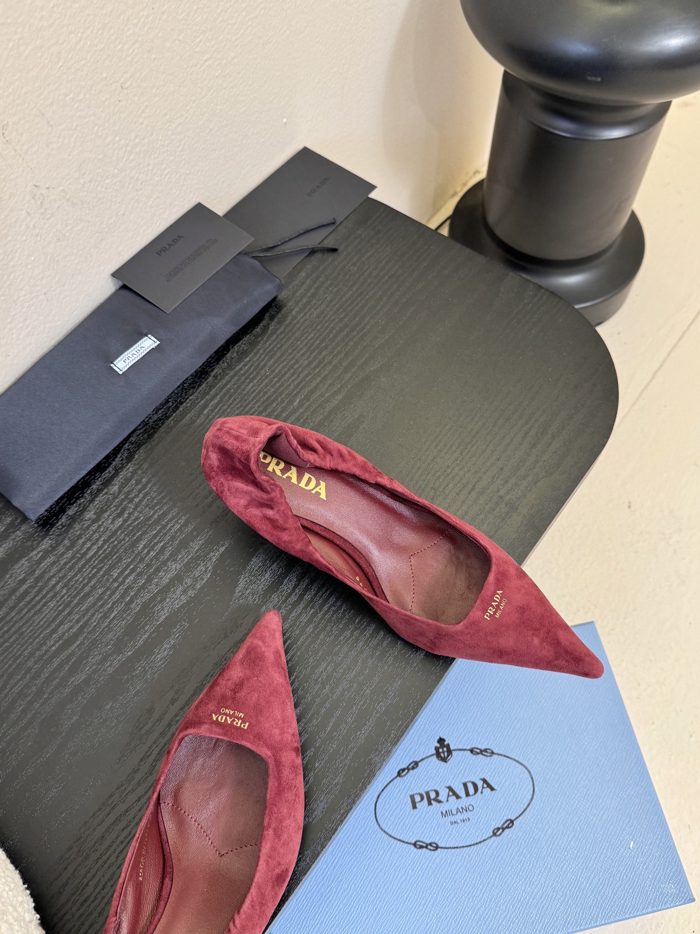 Prad* 26ss经典款三角标尖头小高跟单鞋采用锐利尖头+几何三角标的组合，鞋头处的三角拼接是品牌辨识