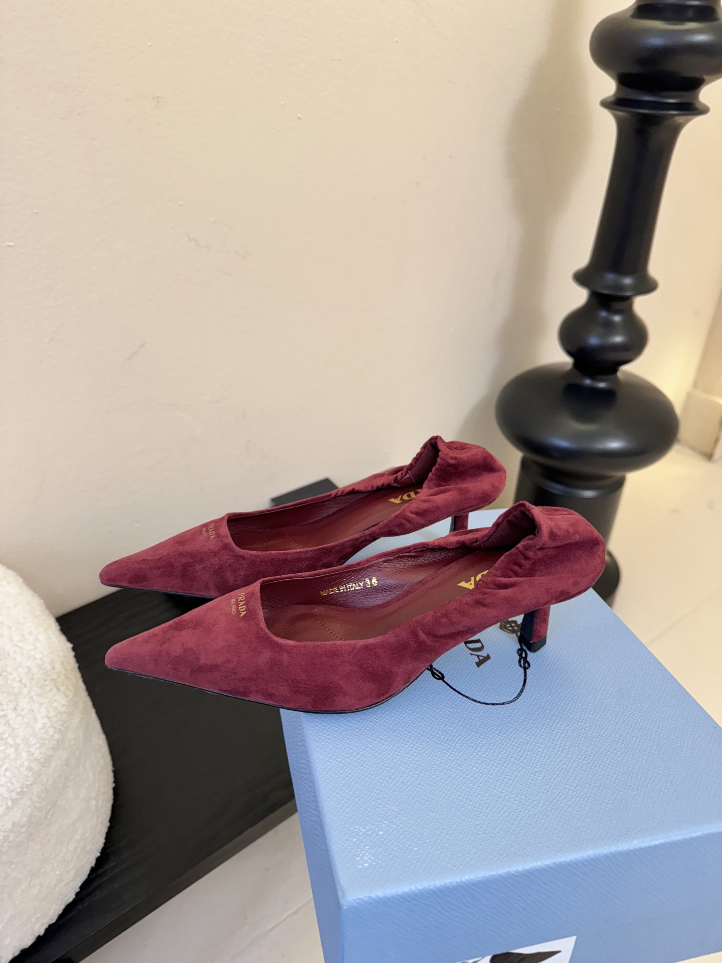 Prad* 26ss经典款三角标尖头小高跟单鞋采用锐利尖头+几何三角标的组合，鞋头处的三角拼接是品牌辨识