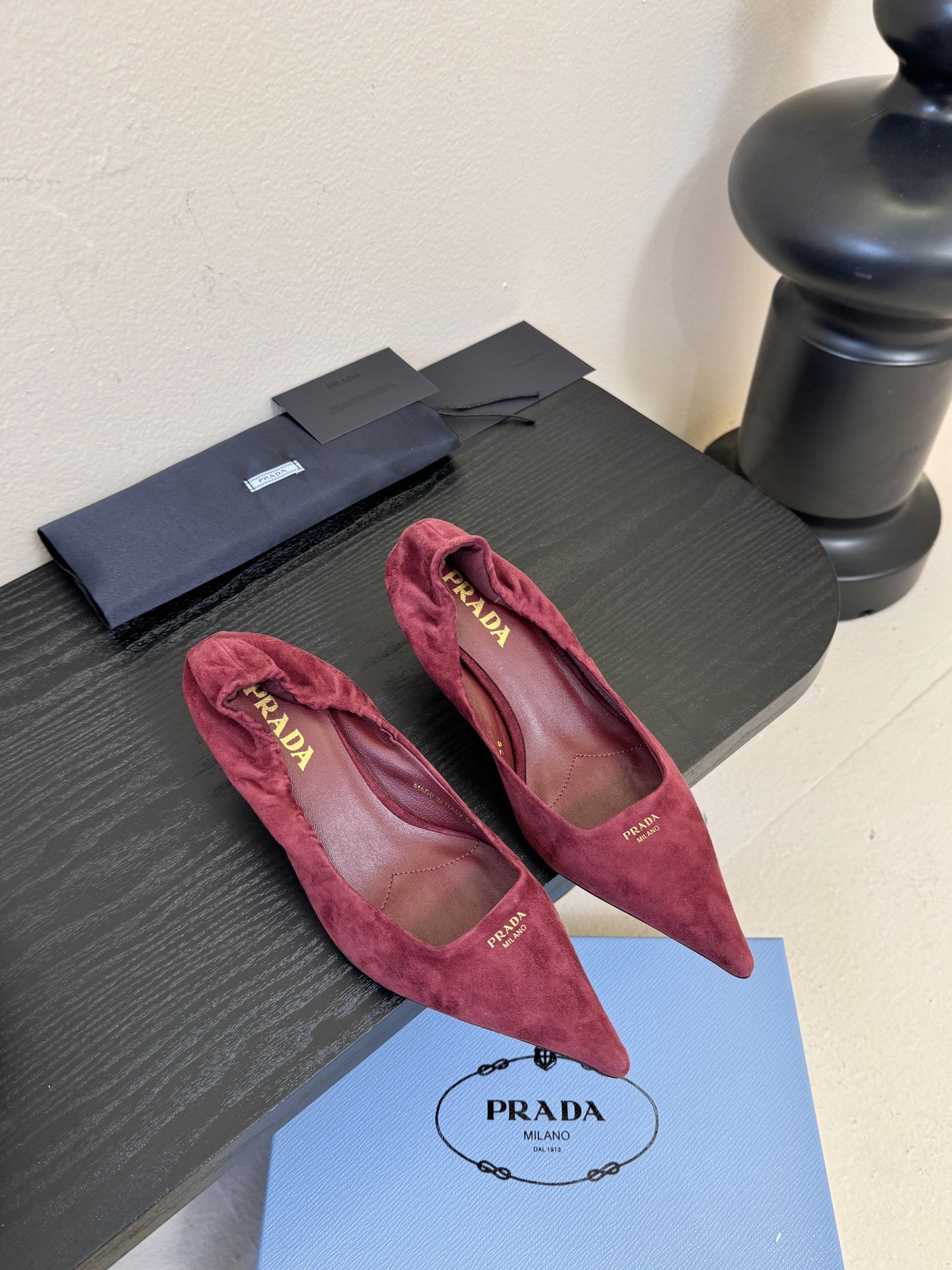 Prad* 26ss经典款三角标尖头小高跟单鞋采用锐利尖头+几何三角标的组合，鞋头处的三角拼接是品牌辨识