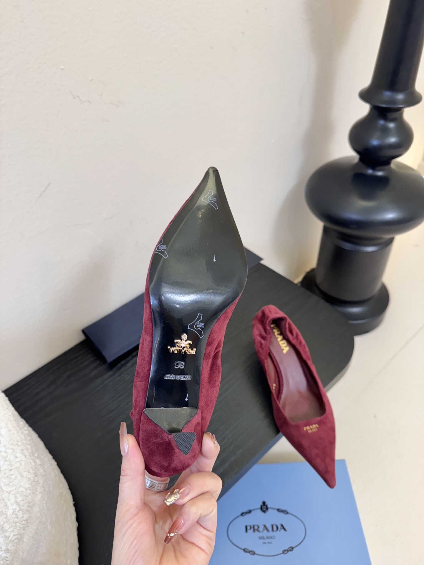 Prad* 26ss经典款三角标尖头小高跟单鞋采用锐利尖头+几何三角标的组合，鞋头处的三角拼接是品牌辨识