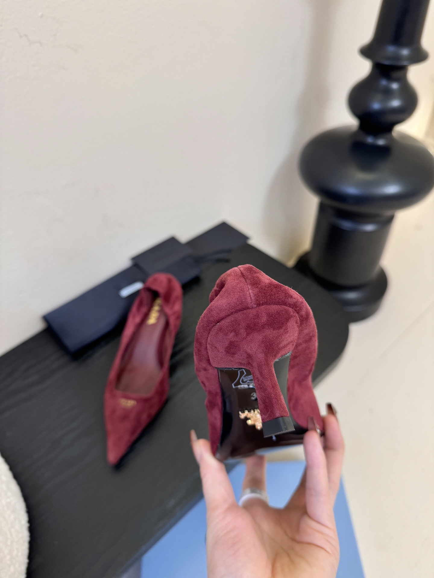 Prad* 26ss经典款三角标尖头小高跟单鞋采用锐利尖头+几何三角标的组合，鞋头处的三角拼接是品牌辨识