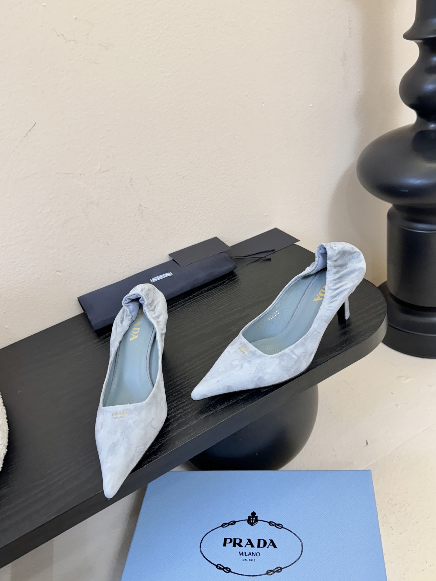 Prad* 26ss经典款三角标尖头小高跟单鞋采用锐利尖头+几何三角标的组合，鞋头处的三角拼接是品牌辨识