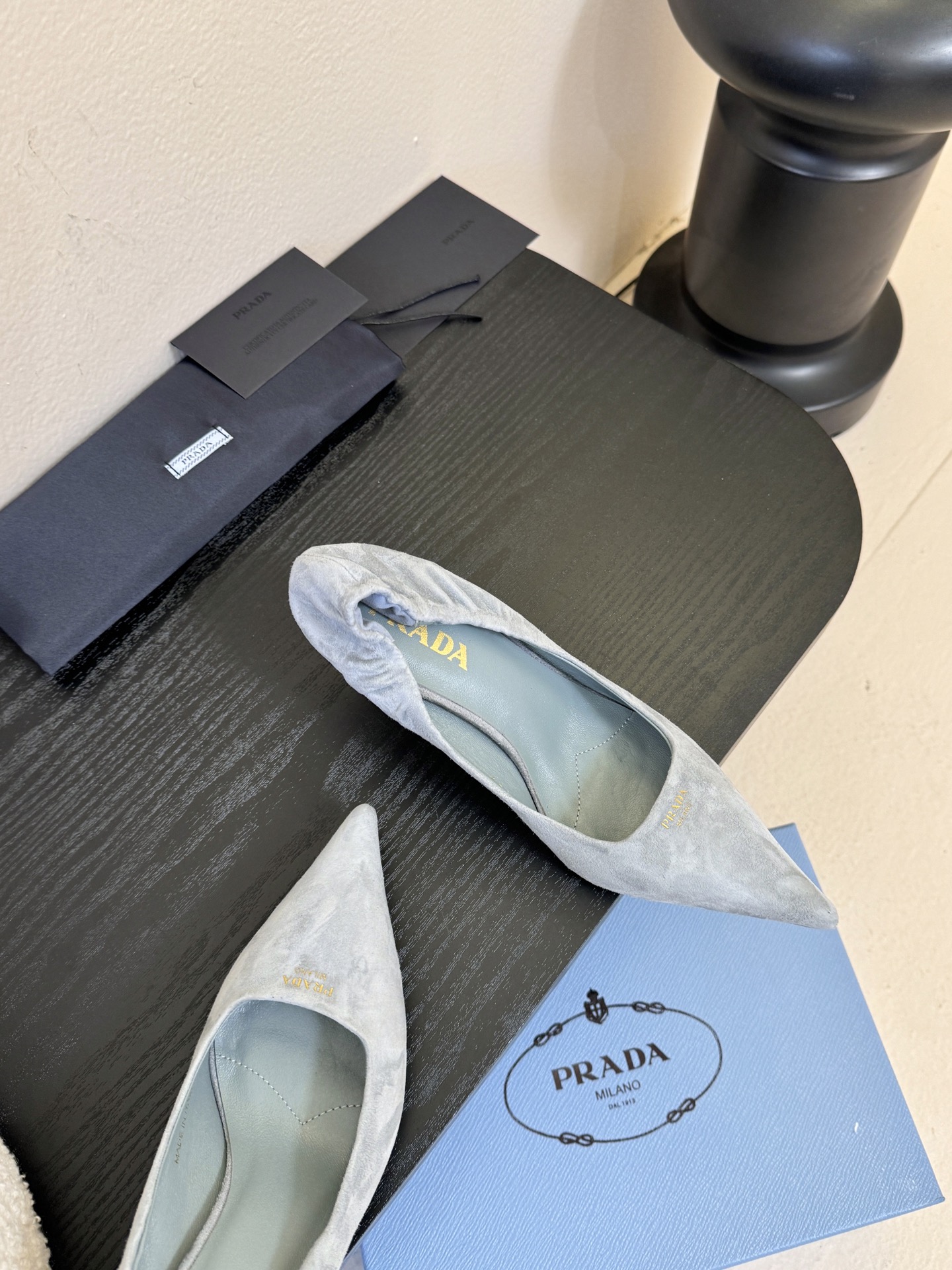 Prad* 26ss经典款三角标尖头小高跟单鞋采用锐利尖头+几何三角标的组合，鞋头处的三角拼接是品牌辨识