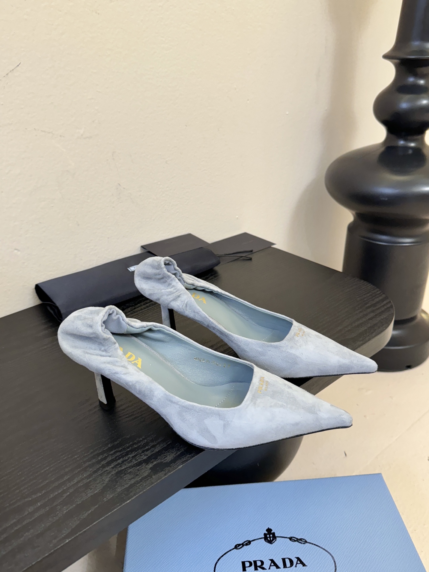 Prad* 26ss经典款三角标尖头小高跟单鞋采用锐利尖头+几何三角标的组合，鞋头处的三角拼接是品牌辨识