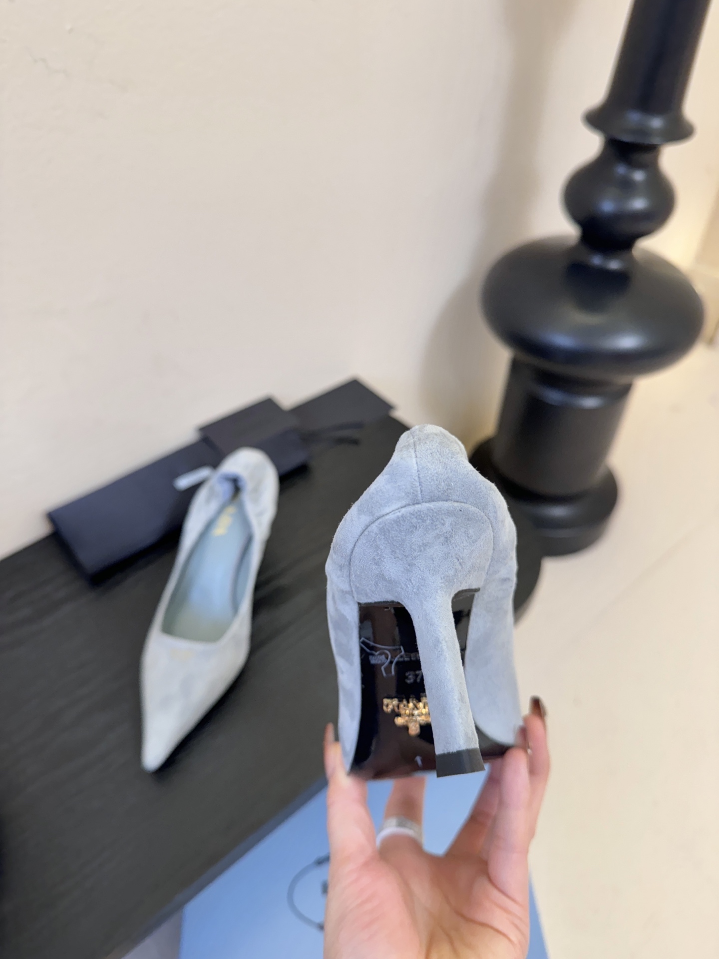 Prad* 26ss经典款三角标尖头小高跟单鞋采用锐利尖头+几何三角标的组合，鞋头处的三角拼接是品牌辨识