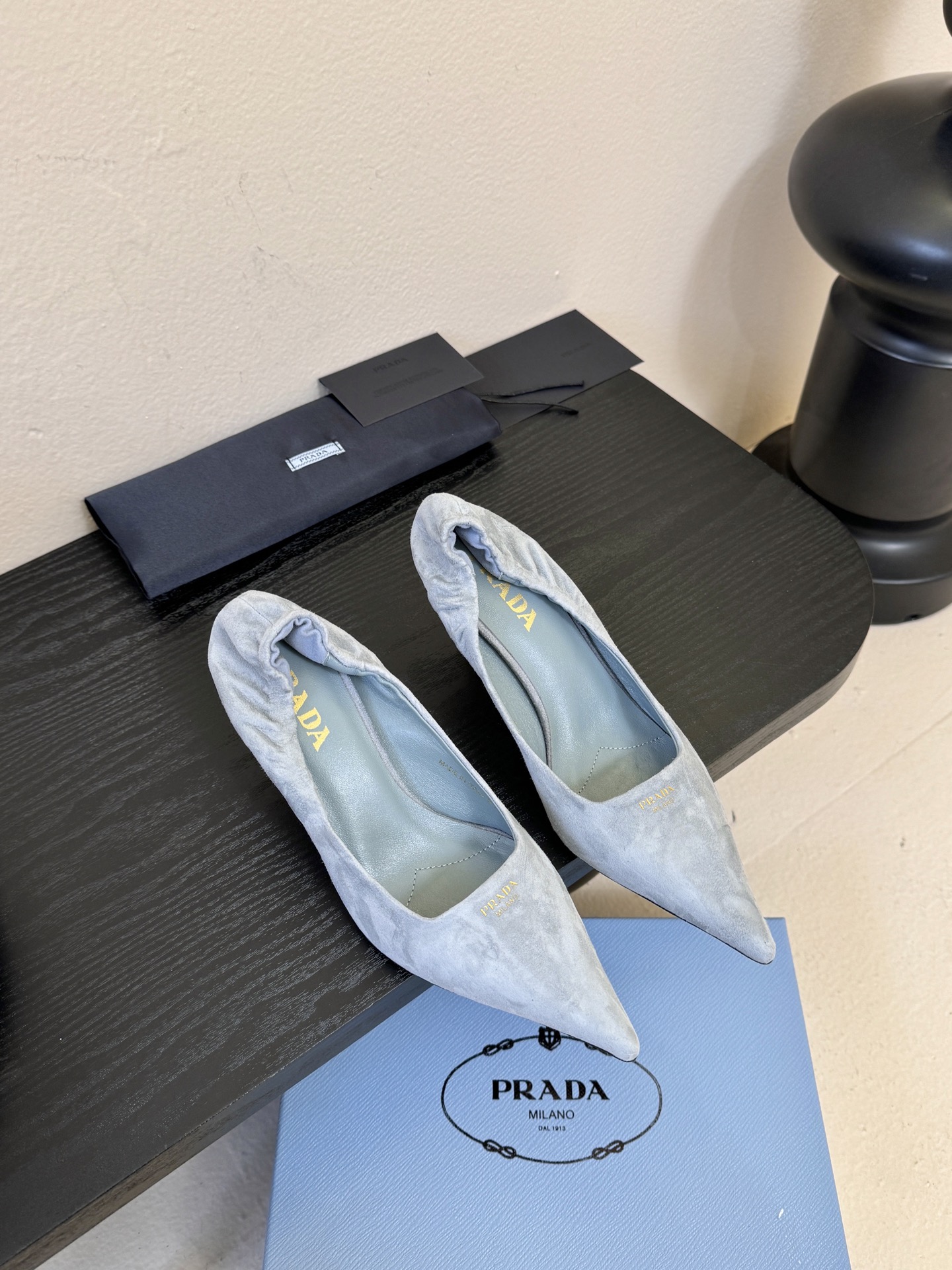 Prad* 26ss经典款三角标尖头小高跟单鞋采用锐利尖头+几何三角标的组合，鞋头处的三角拼接是品牌辨识