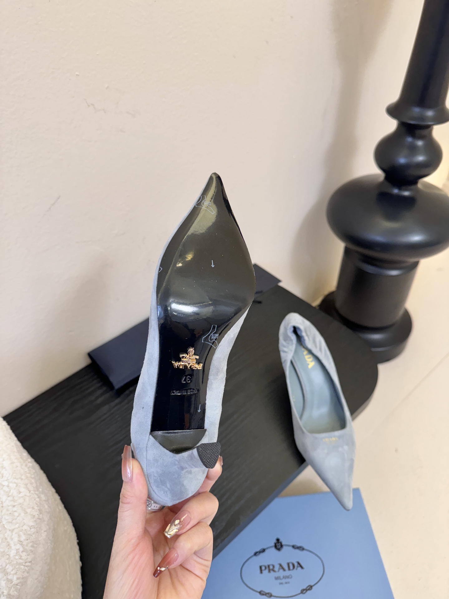 Prad* 26ss经典款三角标尖头小高跟单鞋采用锐利尖头+几何三角标的组合，鞋头处的三角拼接是品牌辨识