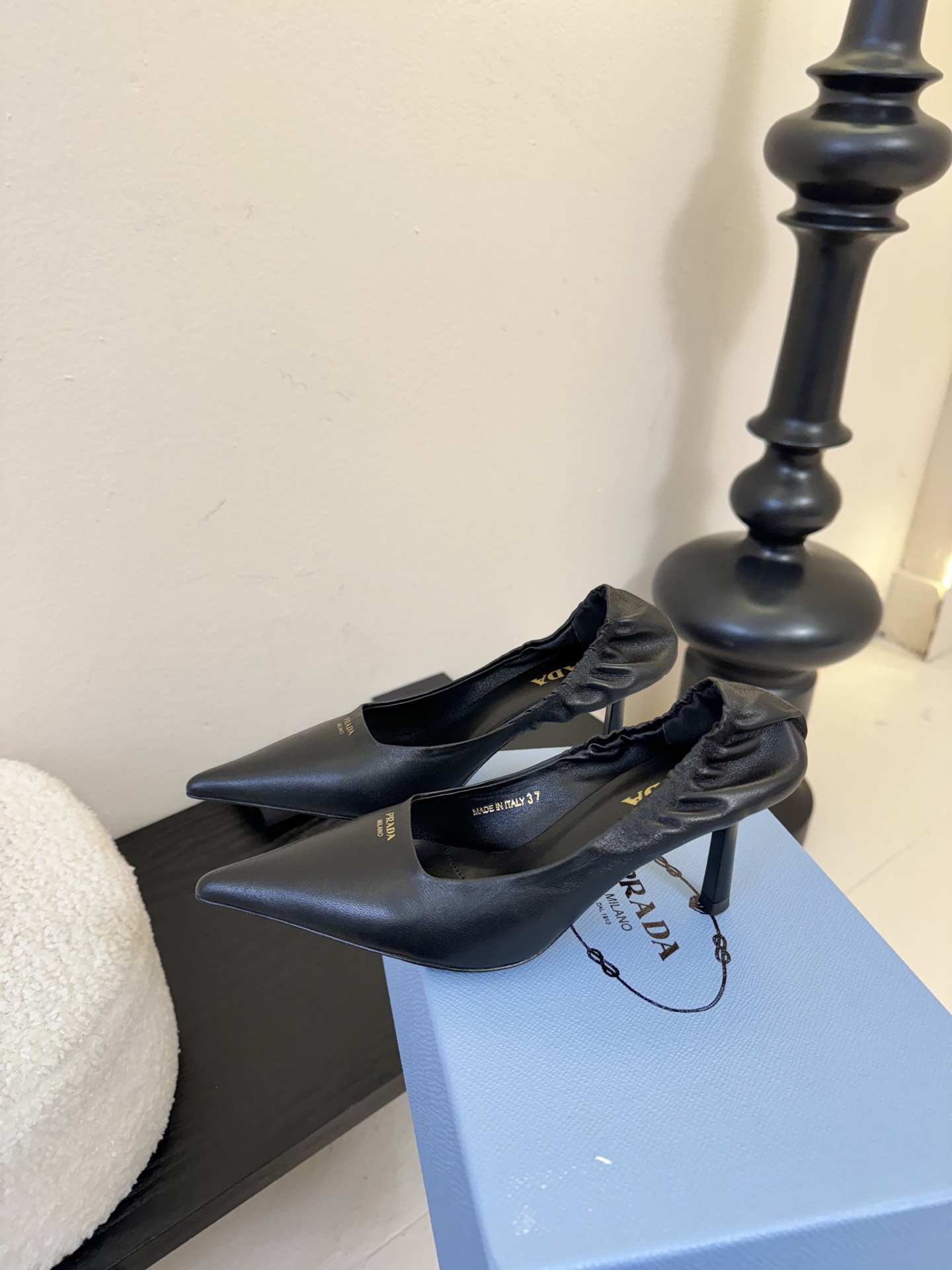 Prad* 26ss经典款三角标尖头小高跟单鞋采用锐利尖头+几何三角标的组合，鞋头处的三角拼接是品牌辨识