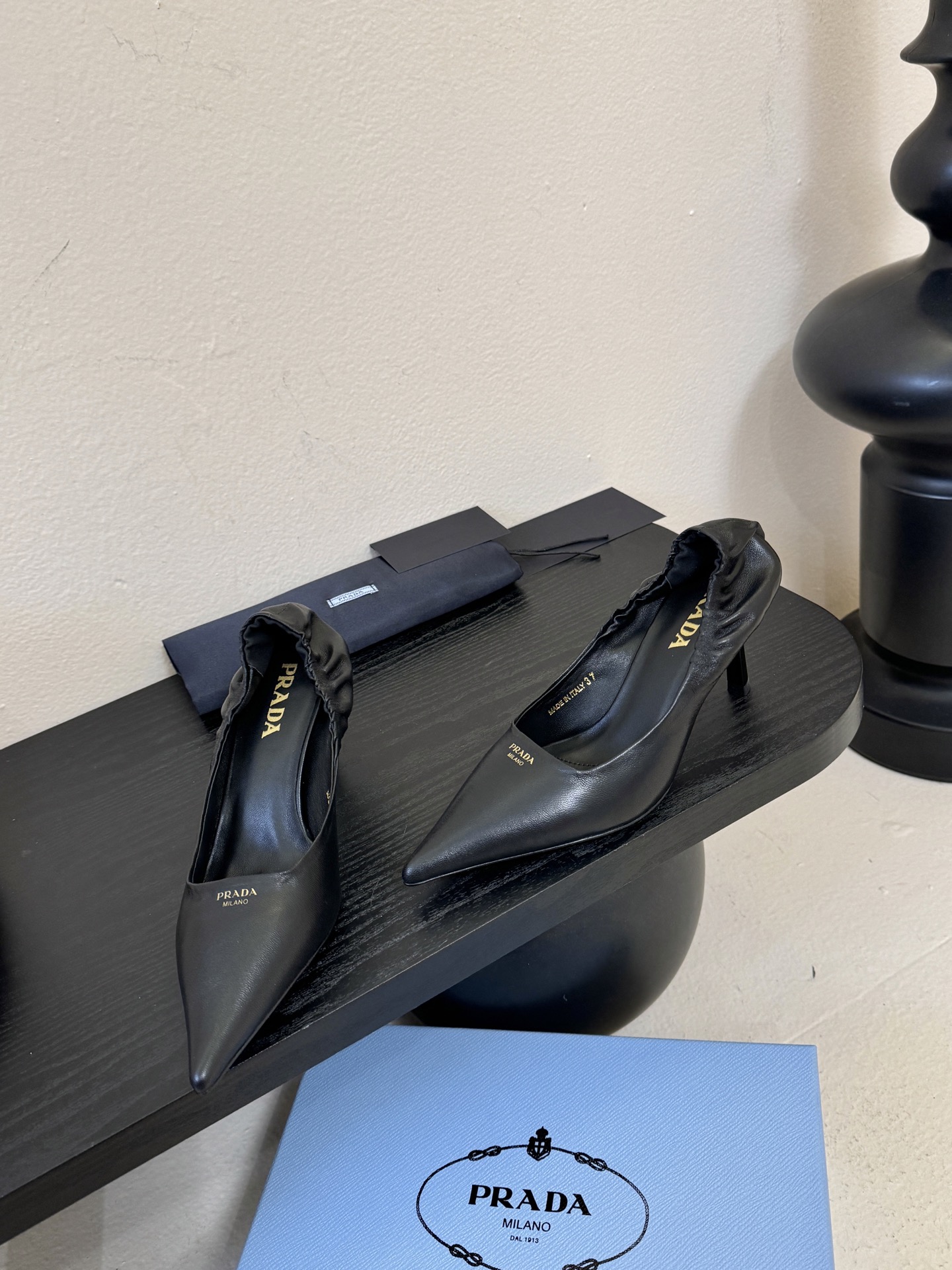 Prad* 26ss经典款三角标尖头小高跟单鞋采用锐利尖头+几何三角标的组合，鞋头处的三角拼接是品牌辨识