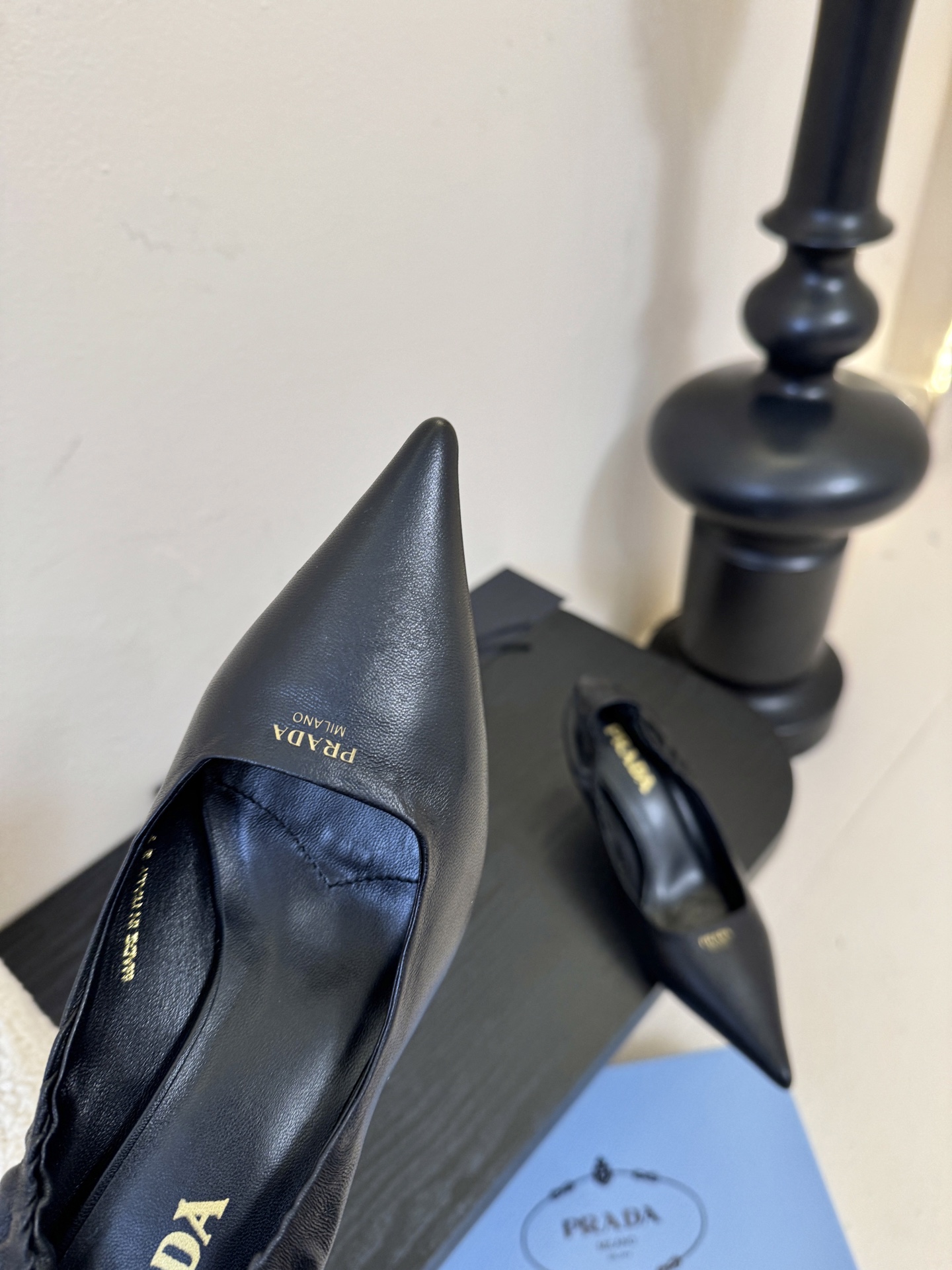 Prad* 26ss经典款三角标尖头小高跟单鞋采用锐利尖头+几何三角标的组合，鞋头处的三角拼接是品牌辨识