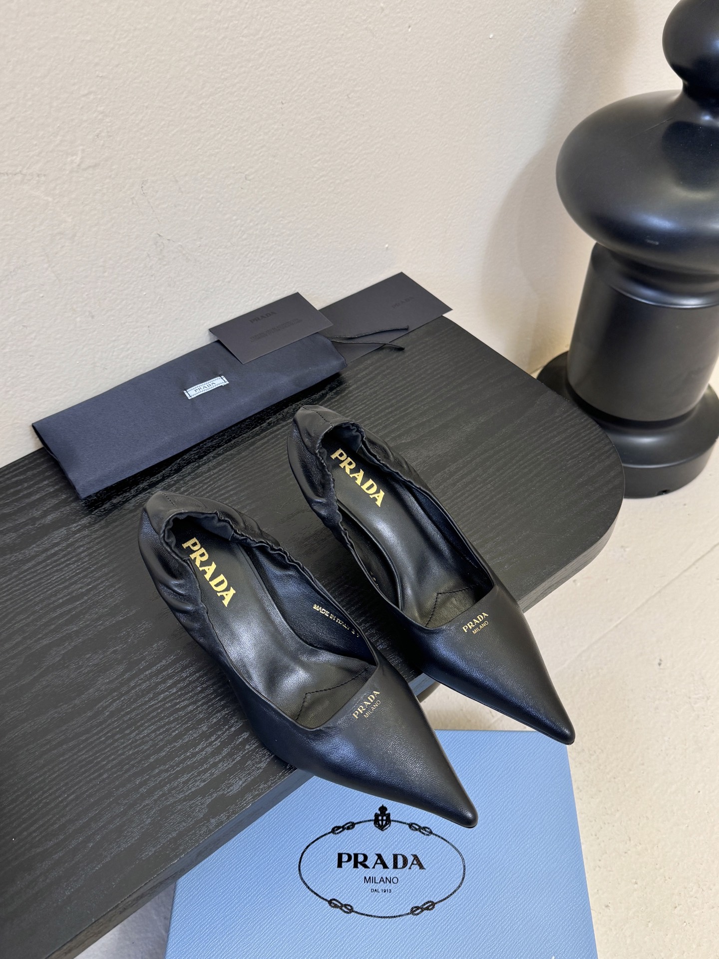 Prad* 26ss经典款三角标尖头小高跟单鞋采用锐利尖头+几何三角标的组合，鞋头处的三角拼接是品牌辨识