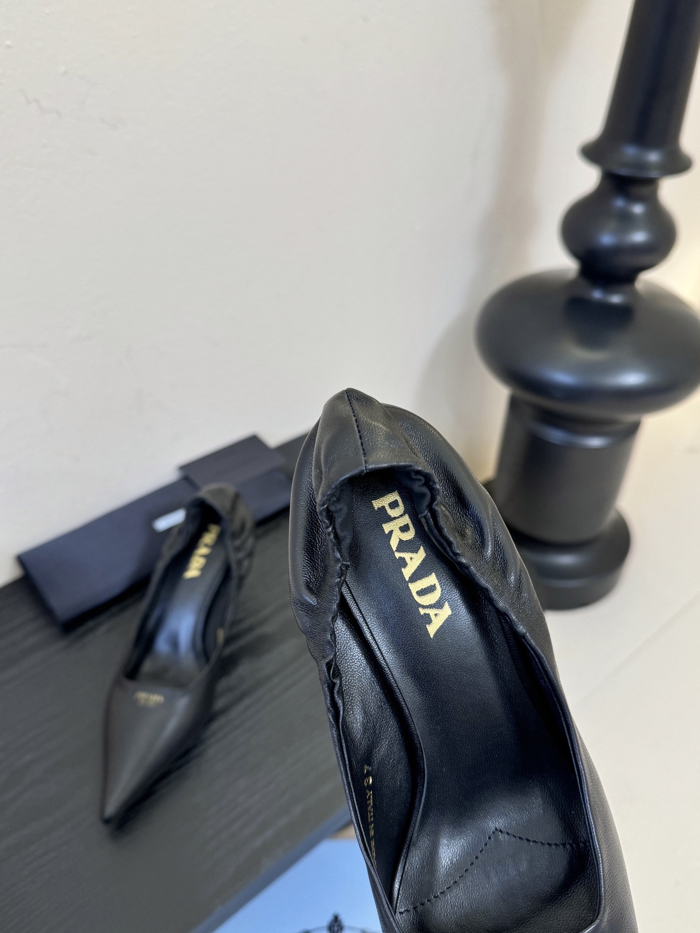 Prad* 26ss经典款三角标尖头小高跟单鞋采用锐利尖头+几何三角标的组合，鞋头处的三角拼接是品牌辨识