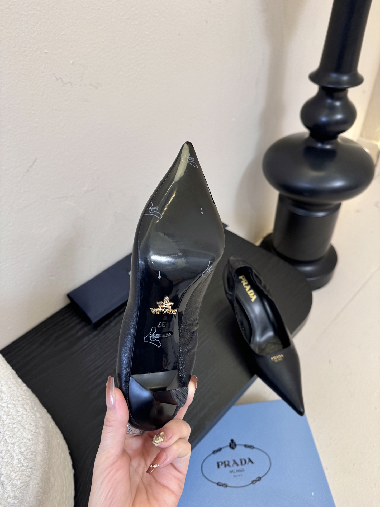 Prad* 26ss经典款三角标尖头小高跟单鞋采用锐利尖头+几何三角标的组合，鞋头处的三角拼接是品牌辨识