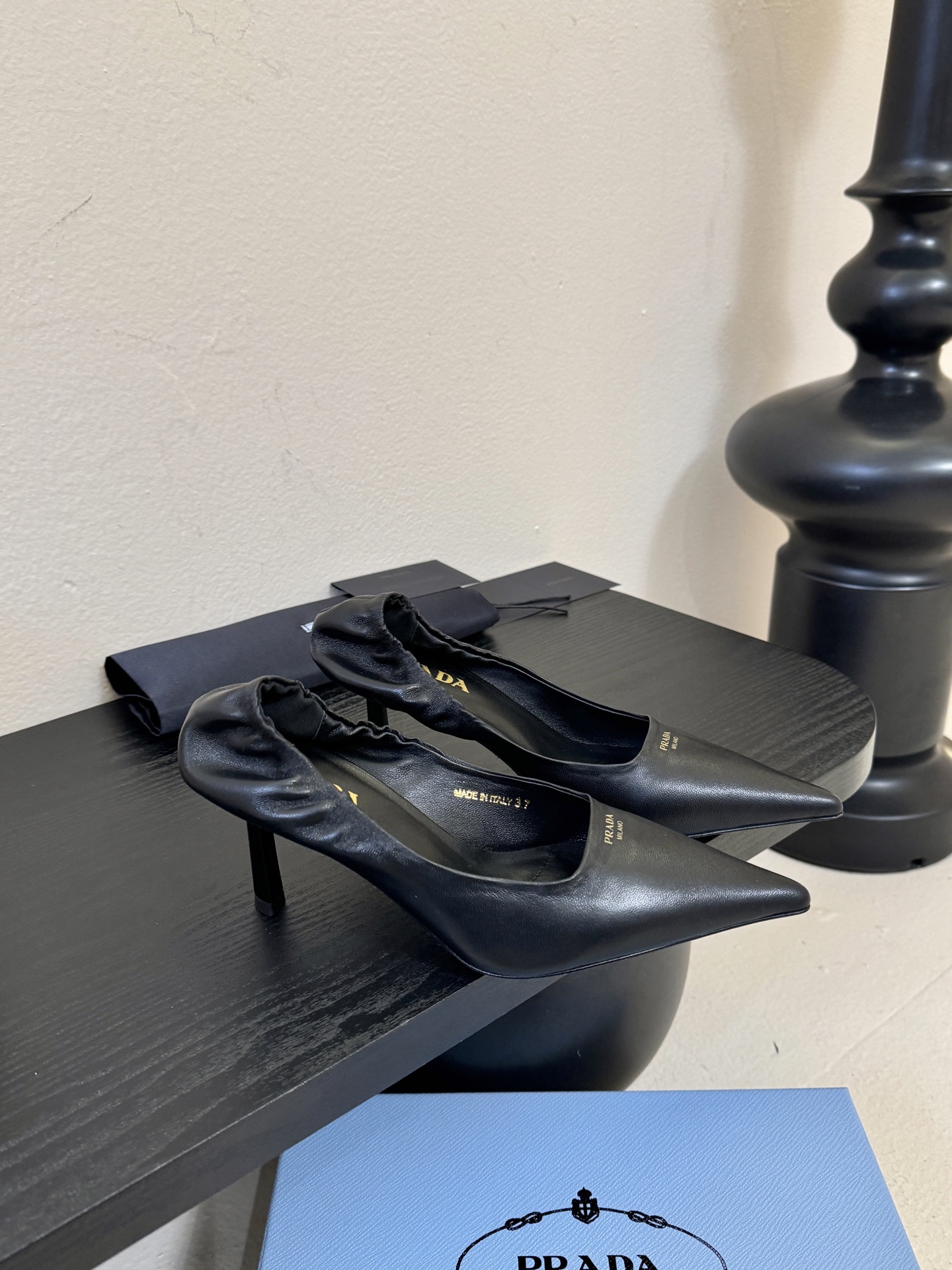 Prad* 26ss经典款三角标尖头小高跟单鞋采用锐利尖头+几何三角标的组合，鞋头处的三角拼接是品牌辨识