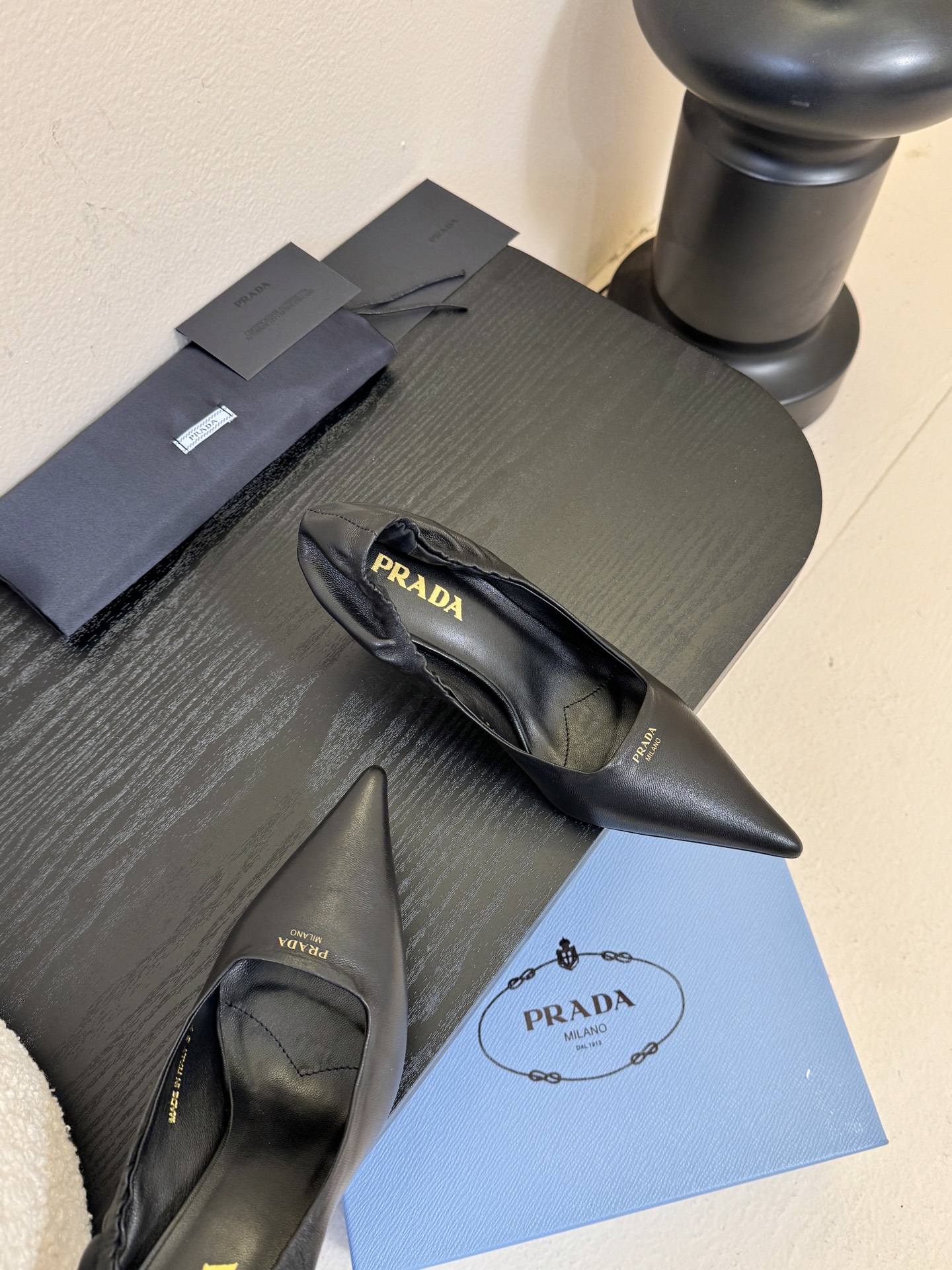 Prad* 26ss经典款三角标尖头小高跟单鞋采用锐利尖头+几何三角标的组合，鞋头处的三角拼接是品牌辨识