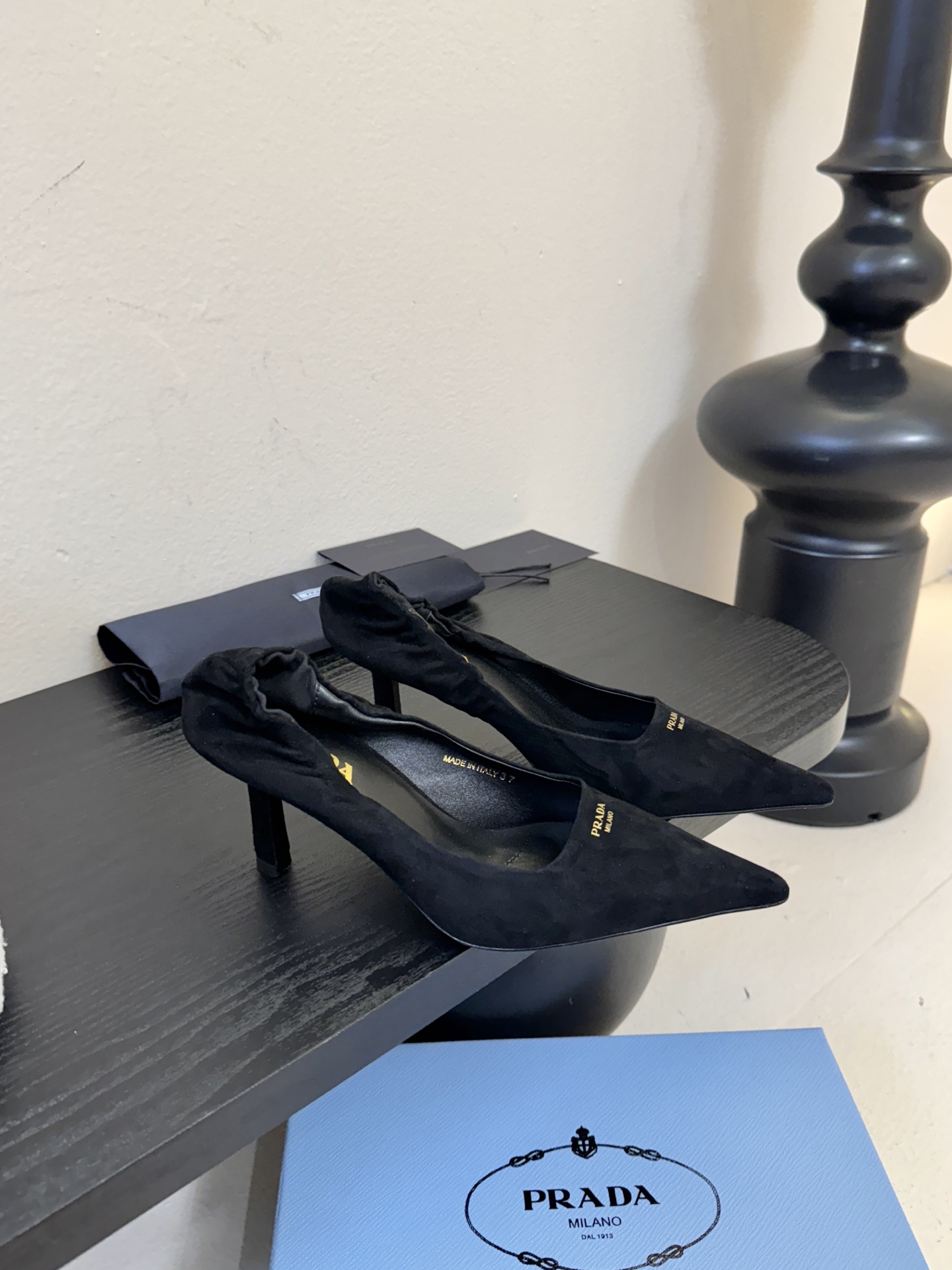 Prad* 26ss经典款三角标尖头小高跟单鞋采用锐利尖头+几何三角标的组合，鞋头处的三角拼接是品牌辨识