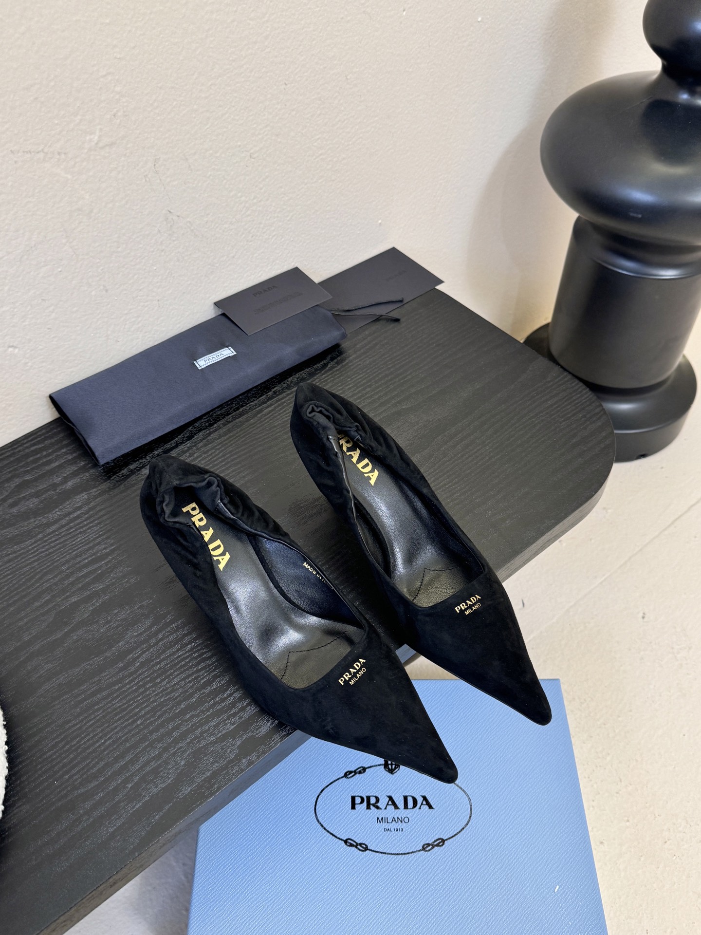 Prad* 26ss经典款三角标尖头小高跟单鞋采用锐利尖头+几何三角标的组合，鞋头处的三角拼接是品牌辨识