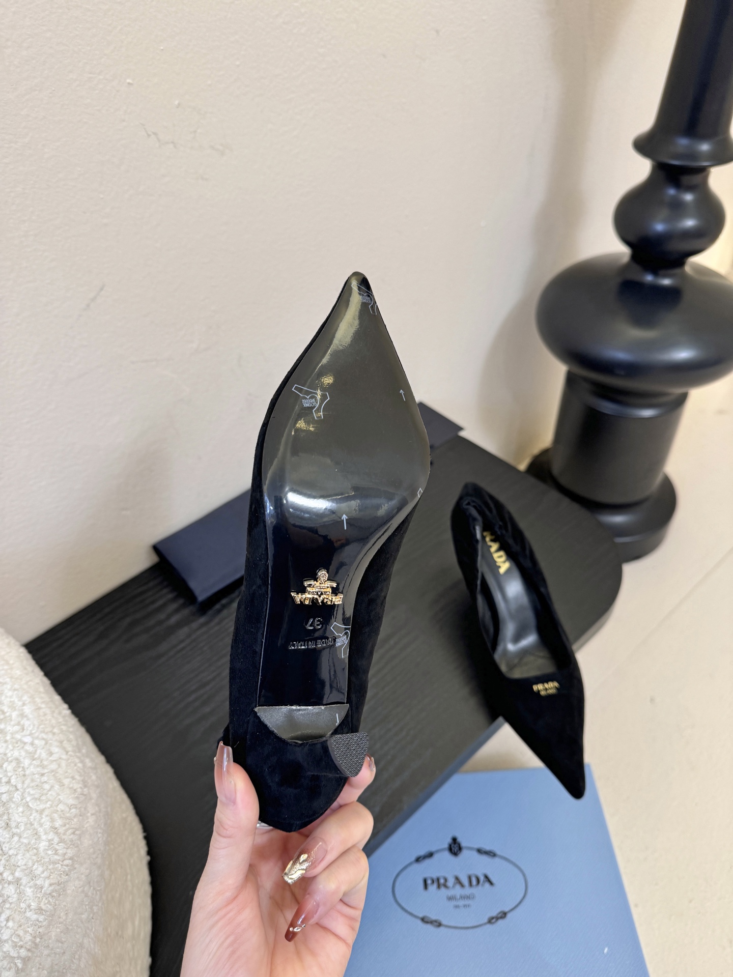 Prad* 26ss经典款三角标尖头小高跟单鞋采用锐利尖头+几何三角标的组合，鞋头处的三角拼接是品牌辨识