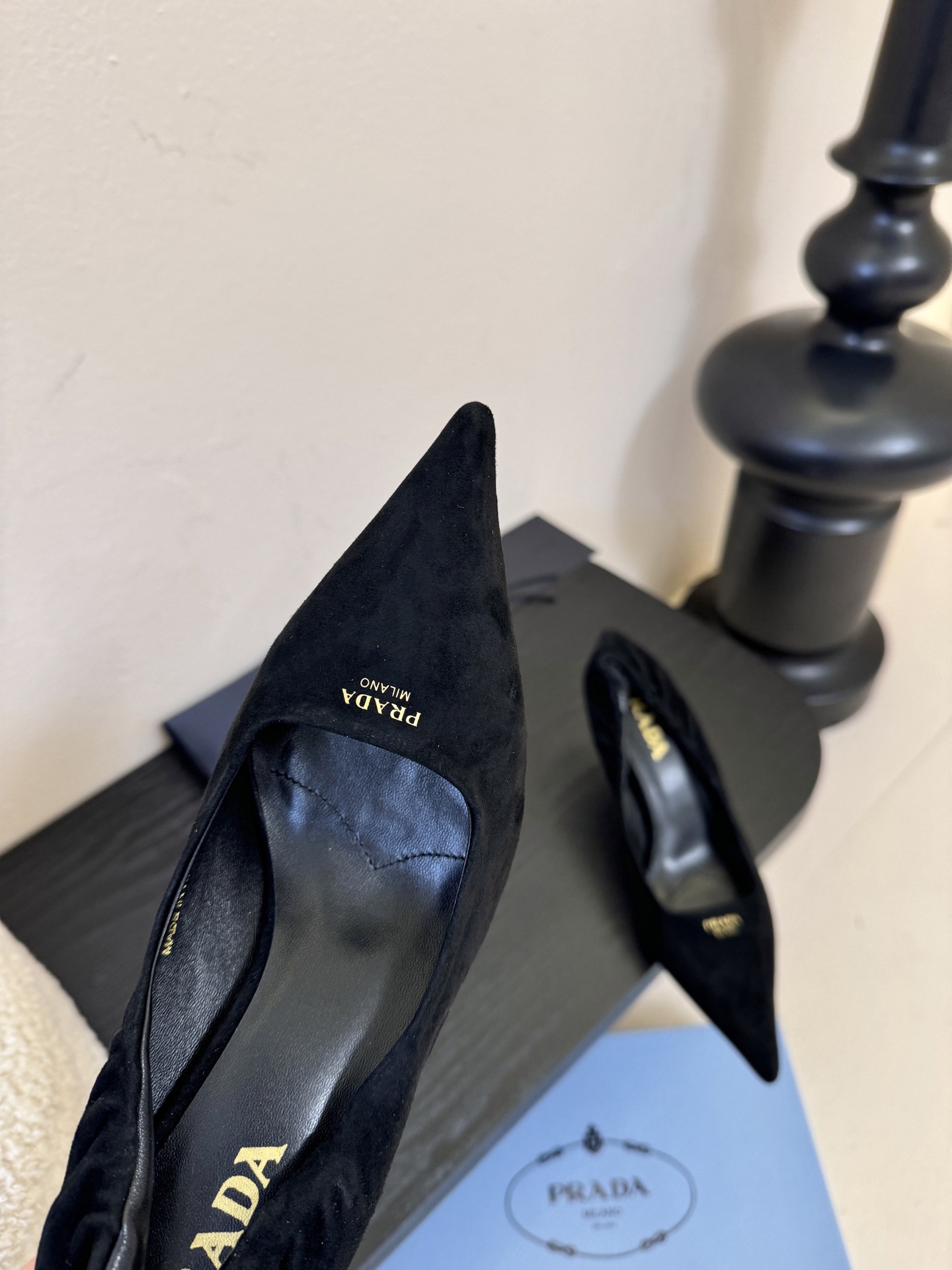 Prad* 26ss经典款三角标尖头小高跟单鞋采用锐利尖头+几何三角标的组合，鞋头处的三角拼接是品牌辨识