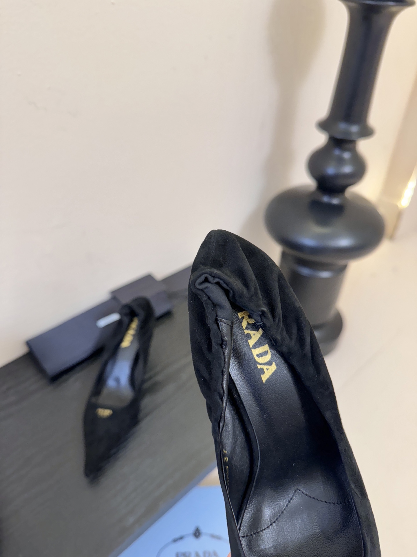 Prad* 26ss经典款三角标尖头小高跟单鞋采用锐利尖头+几何三角标的组合，鞋头处的三角拼接是品牌辨识