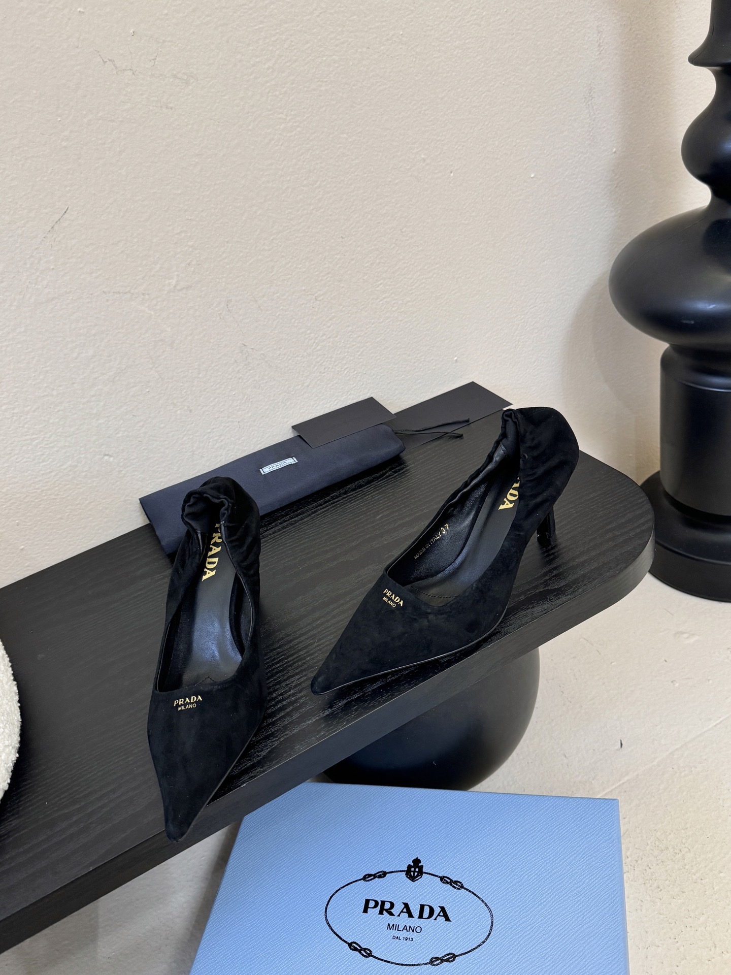 Prad* 26ss经典款三角标尖头小高跟单鞋采用锐利尖头+几何三角标的组合，鞋头处的三角拼接是品牌辨识