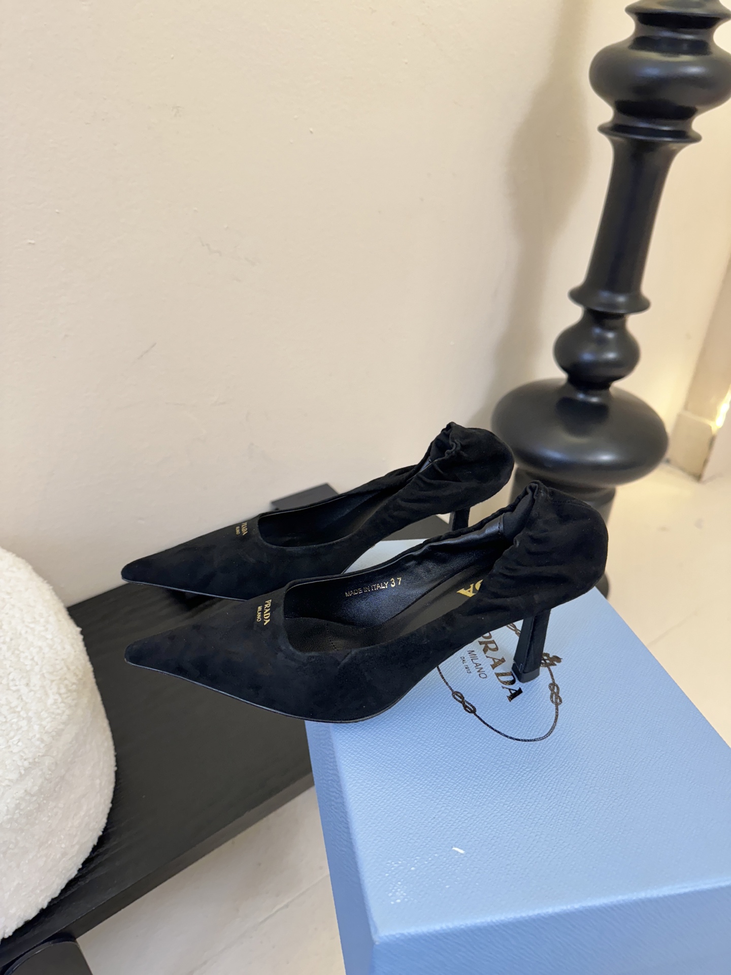 Prad* 26ss经典款三角标尖头小高跟单鞋采用锐利尖头+几何三角标的组合，鞋头处的三角拼接是品牌辨识