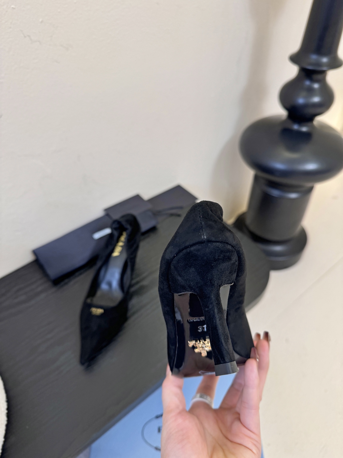 Prad* 26ss经典款三角标尖头小高跟单鞋采用锐利尖头+几何三角标的组合，鞋头处的三角拼接是品牌辨识