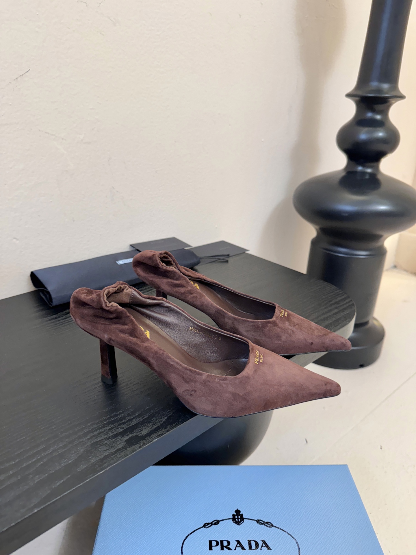 Prad* 26ss经典款三角标尖头小高跟单鞋采用锐利尖头+几何三角标的组合，鞋头处的三角拼接是品牌辨识