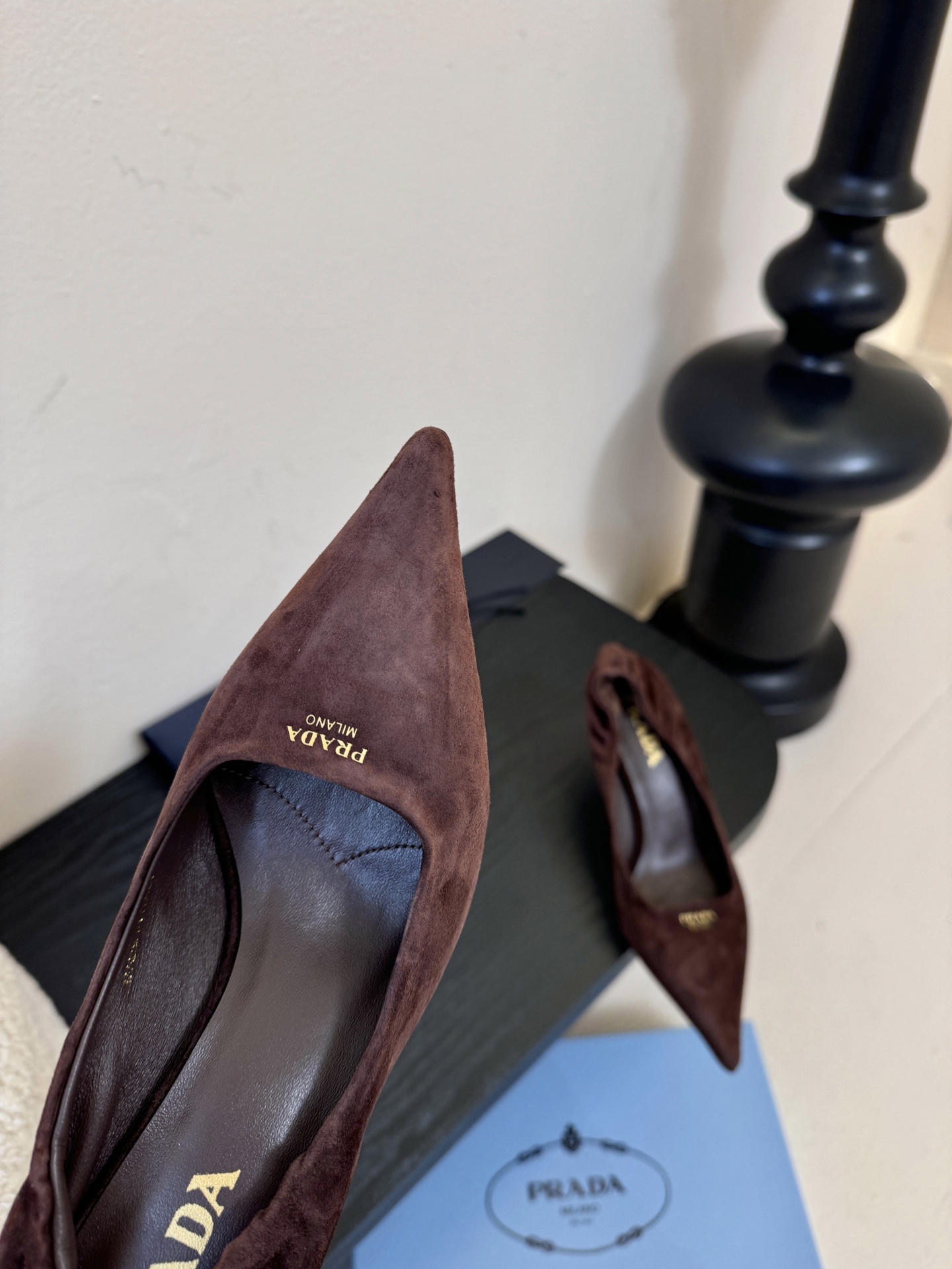 Prad* 26ss经典款三角标尖头小高跟单鞋采用锐利尖头+几何三角标的组合，鞋头处的三角拼接是品牌辨识