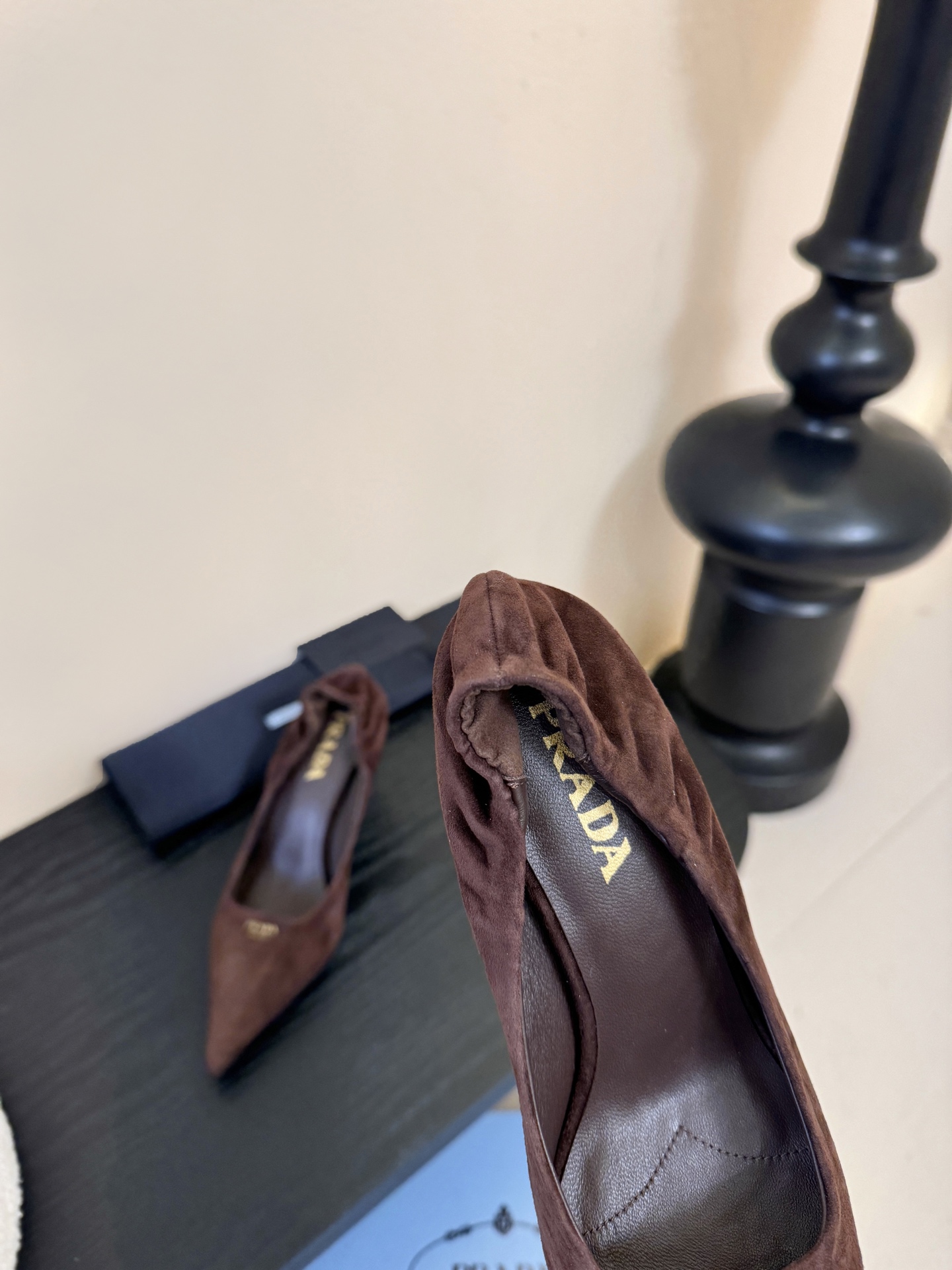 Prad* 26ss经典款三角标尖头小高跟单鞋采用锐利尖头+几何三角标的组合，鞋头处的三角拼接是品牌辨识