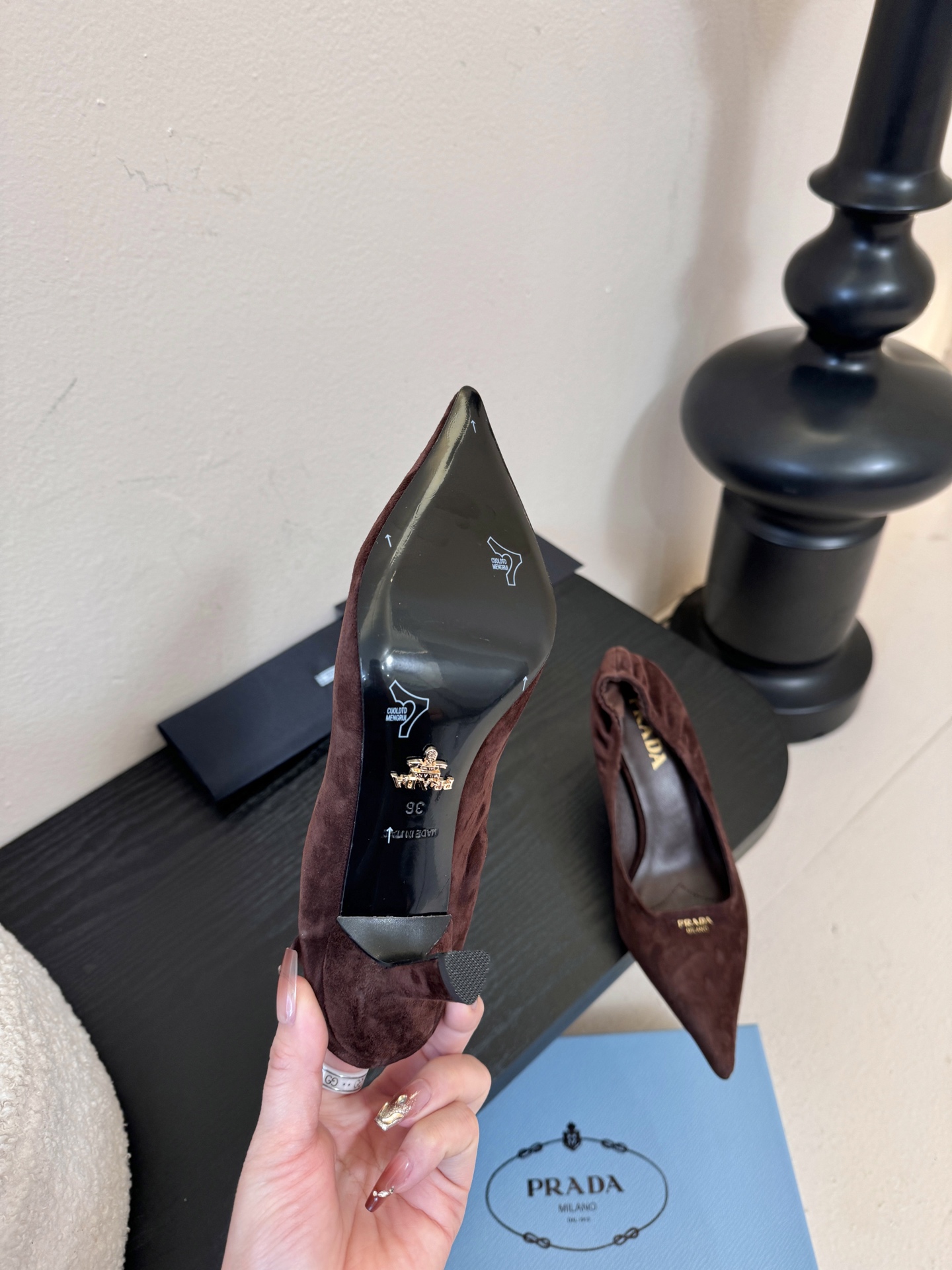 Prad* 26ss经典款三角标尖头小高跟单鞋采用锐利尖头+几何三角标的组合，鞋头处的三角拼接是品牌辨识