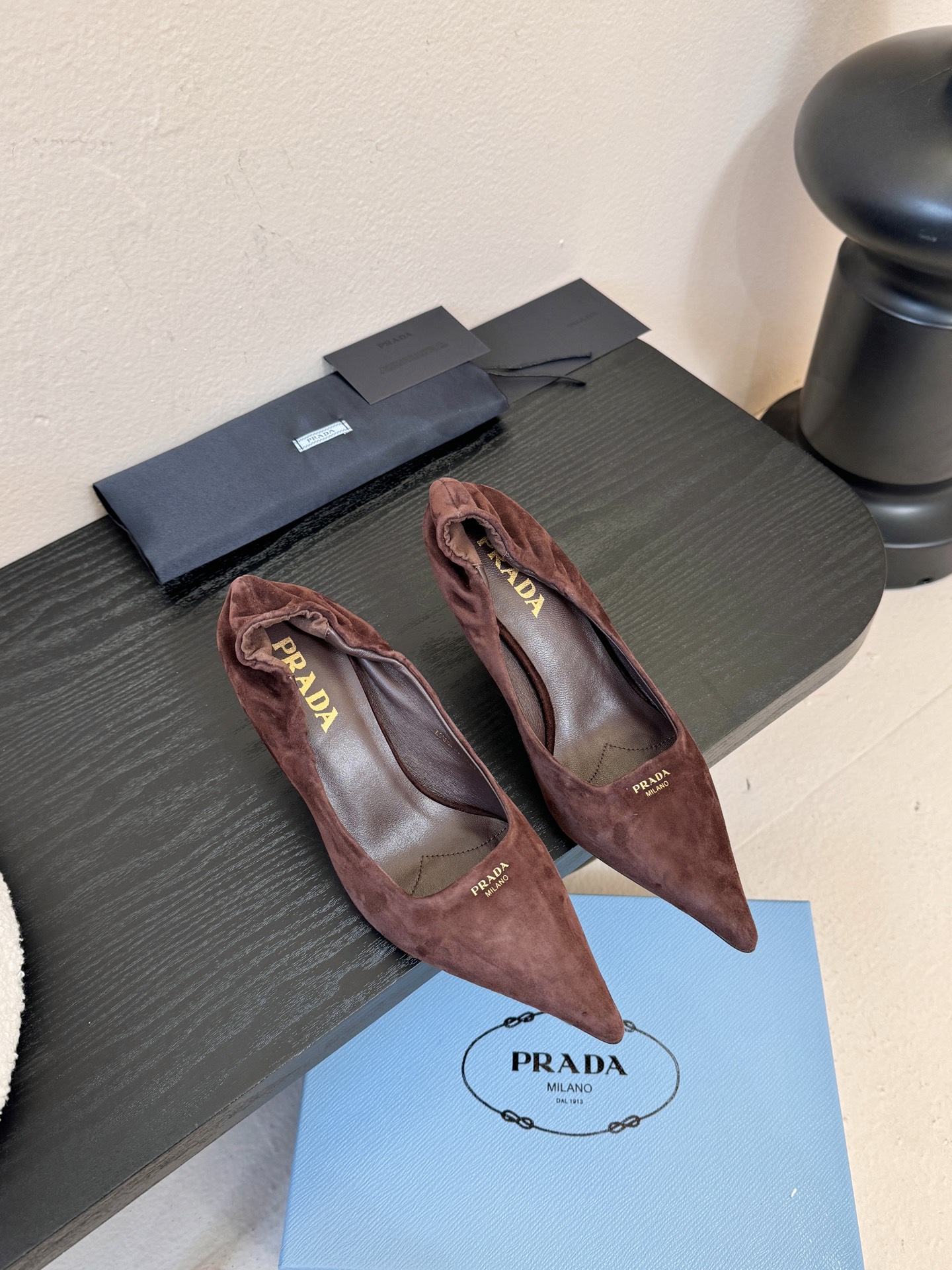 Prad* 26ss经典款三角标尖头小高跟单鞋采用锐利尖头+几何三角标的组合，鞋头处的三角拼接是品牌辨识