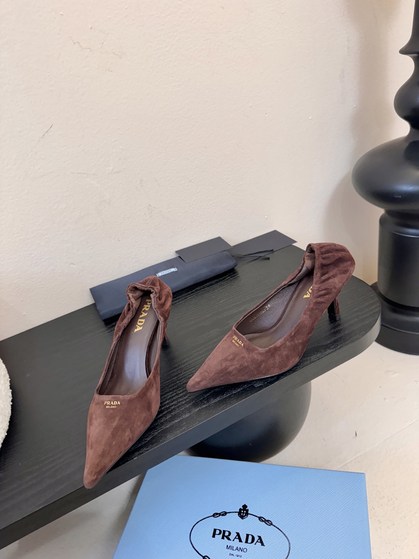 Prad* 26ss经典款三角标尖头小高跟单鞋采用锐利尖头+几何三角标的组合，鞋头处的三角拼接是品牌辨识