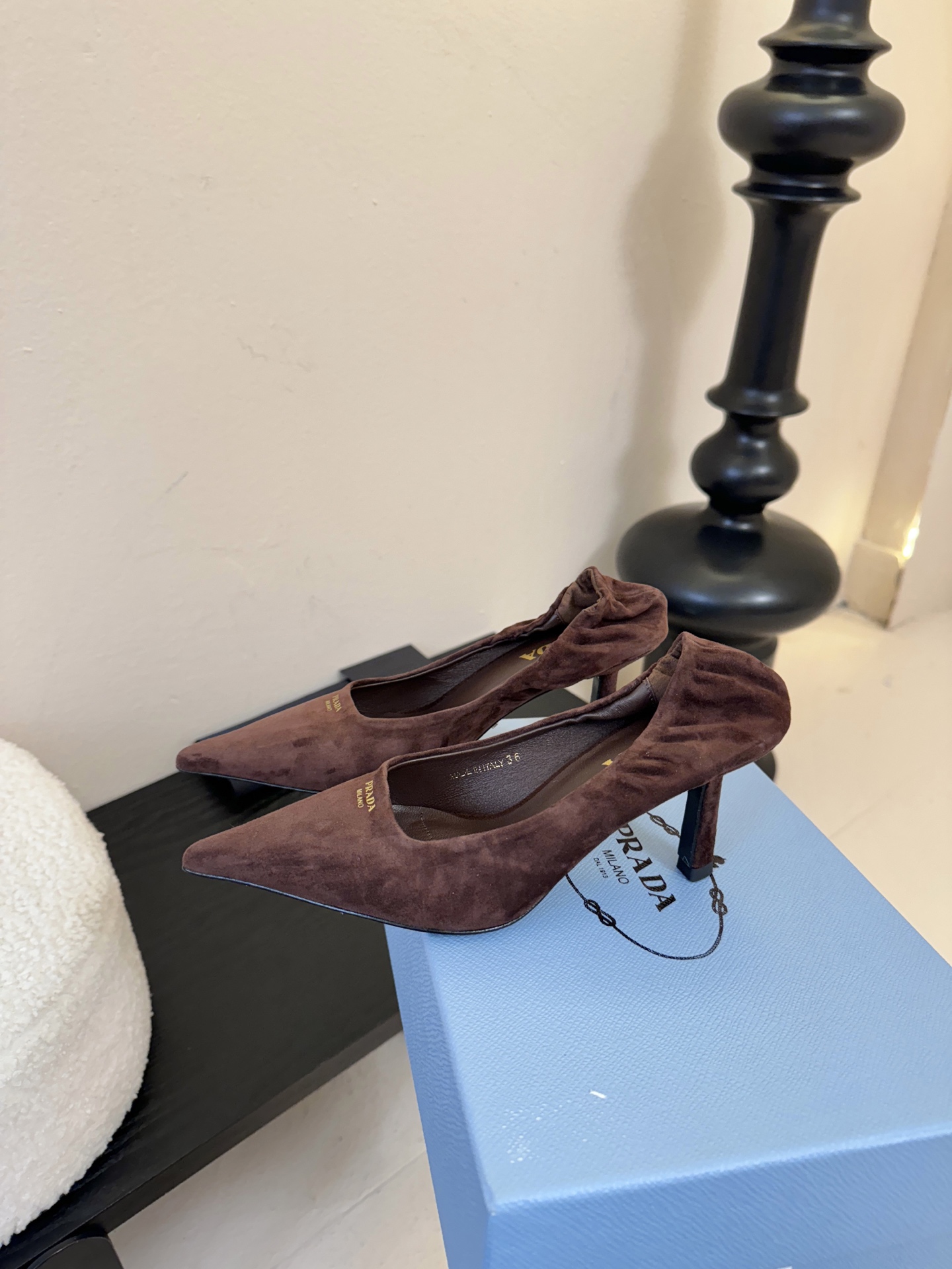 Prad* 26ss经典款三角标尖头小高跟单鞋采用锐利尖头+几何三角标的组合，鞋头处的三角拼接是品牌辨识