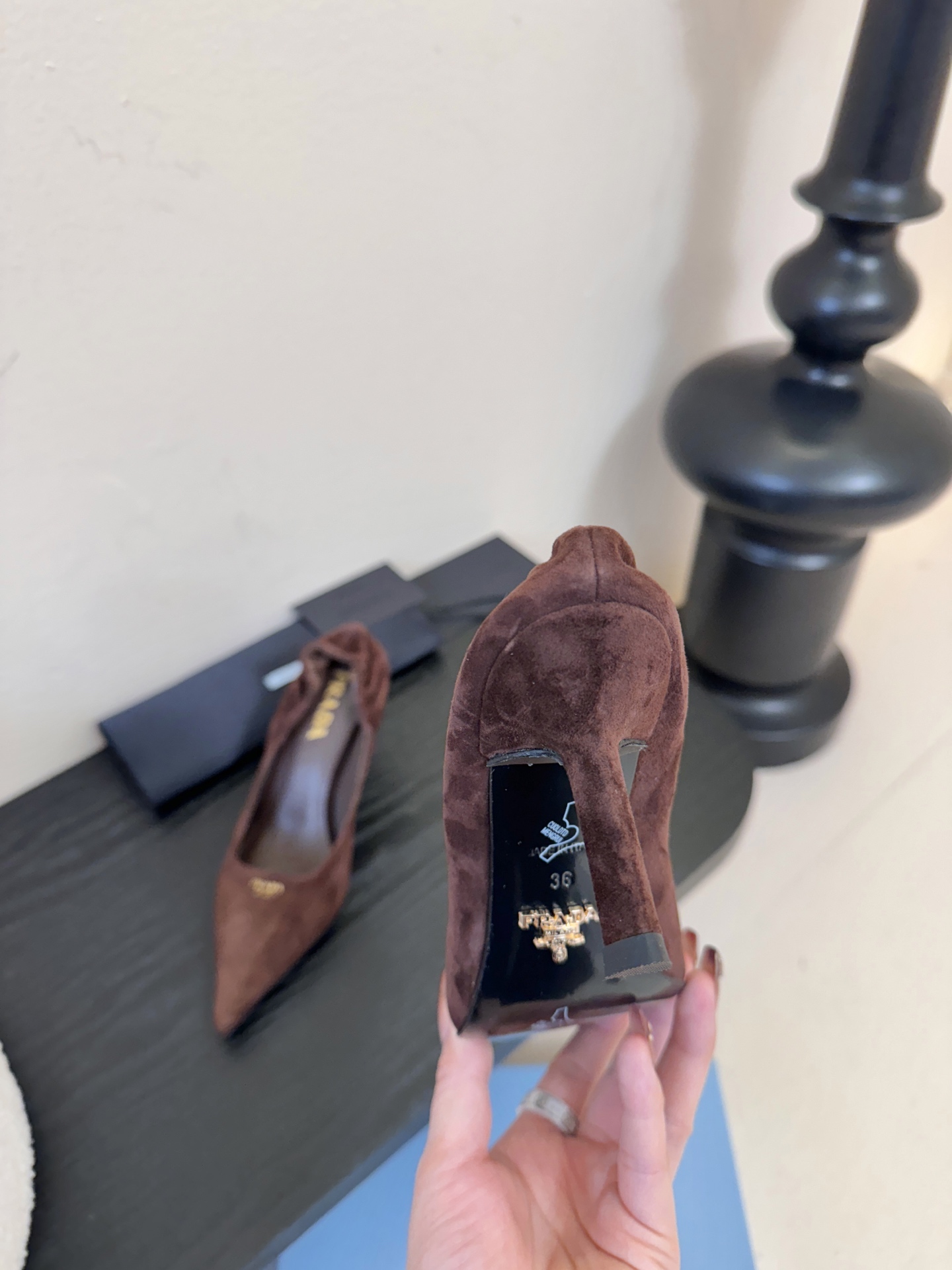 Prad* 26ss经典款三角标尖头小高跟单鞋采用锐利尖头+几何三角标的组合，鞋头处的三角拼接是品牌辨识