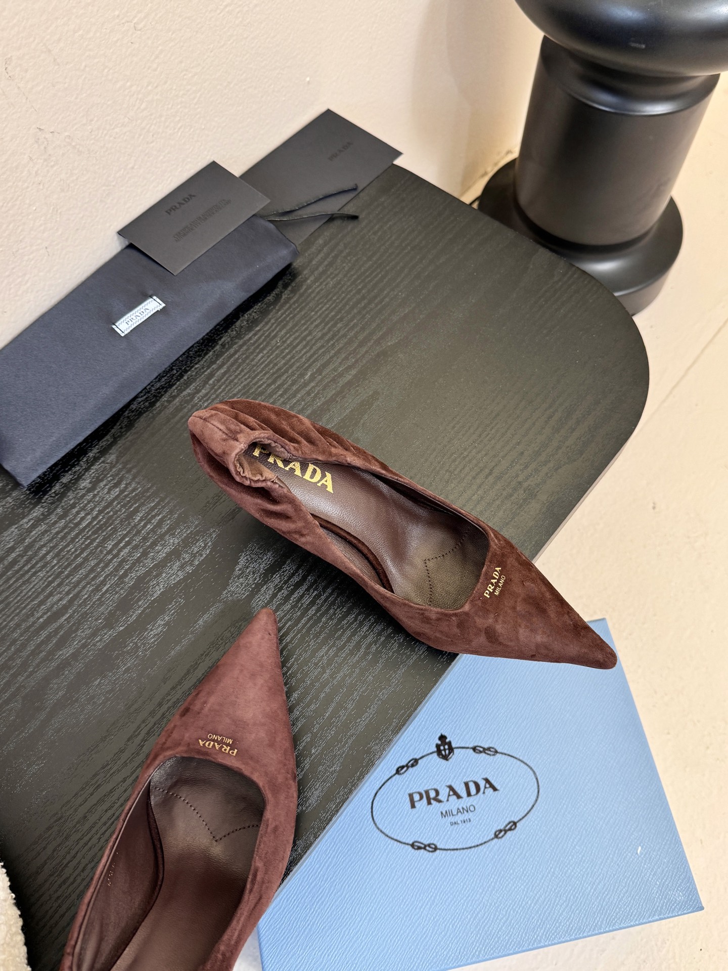 Prad* 26ss经典款三角标尖头小高跟单鞋采用锐利尖头+几何三角标的组合，鞋头处的三角拼接是品牌辨识