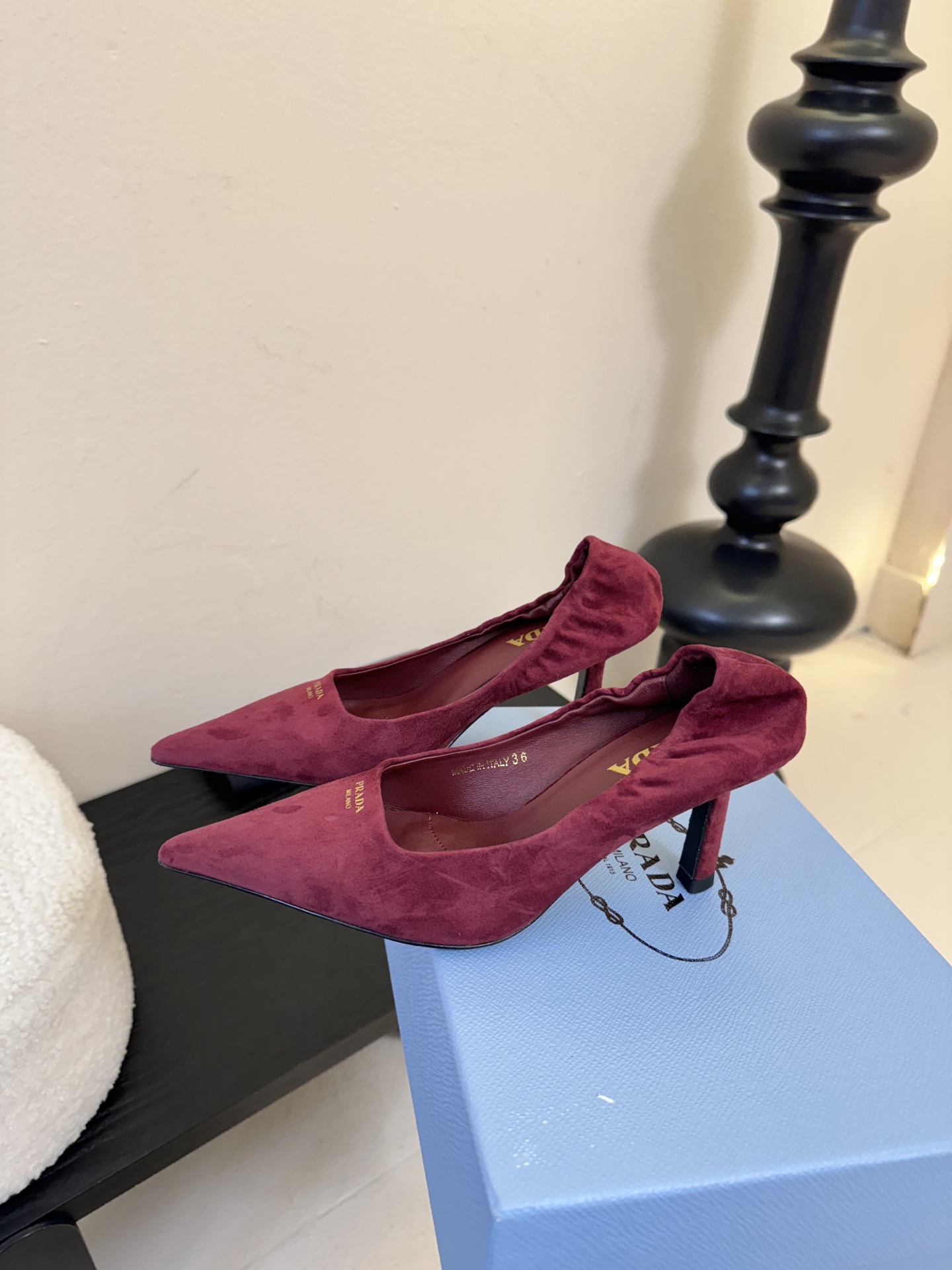 Prad* 26ss经典款三角标尖头小高跟单鞋采用锐利尖头+几何三角标的组合，鞋头处的三角拼接是品牌辨识