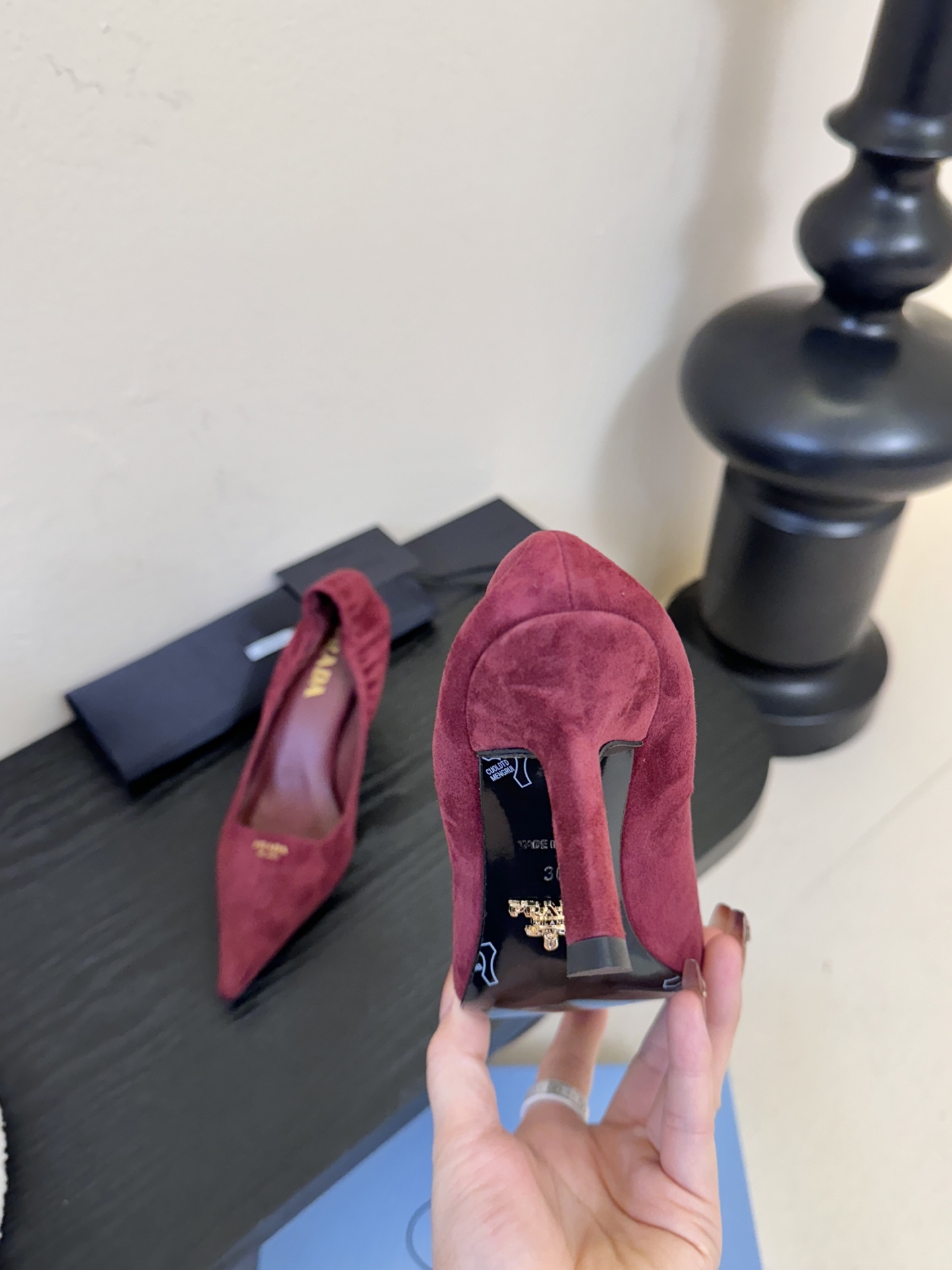 Prad* 26ss经典款三角标尖头小高跟单鞋采用锐利尖头+几何三角标的组合，鞋头处的三角拼接是品牌辨识