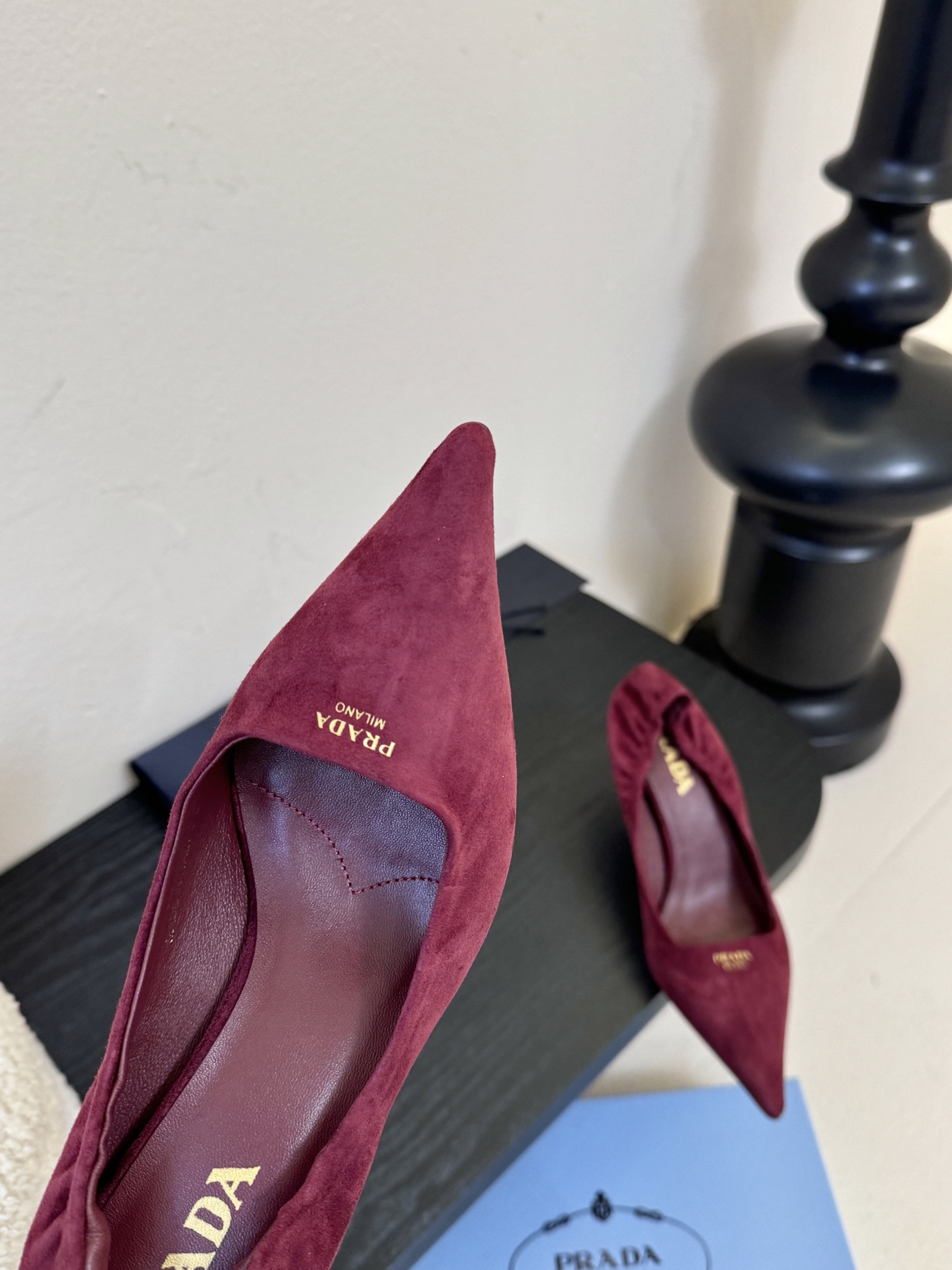 Prad* 26ss经典款三角标尖头小高跟单鞋采用锐利尖头+几何三角标的组合，鞋头处的三角拼接是品牌辨识