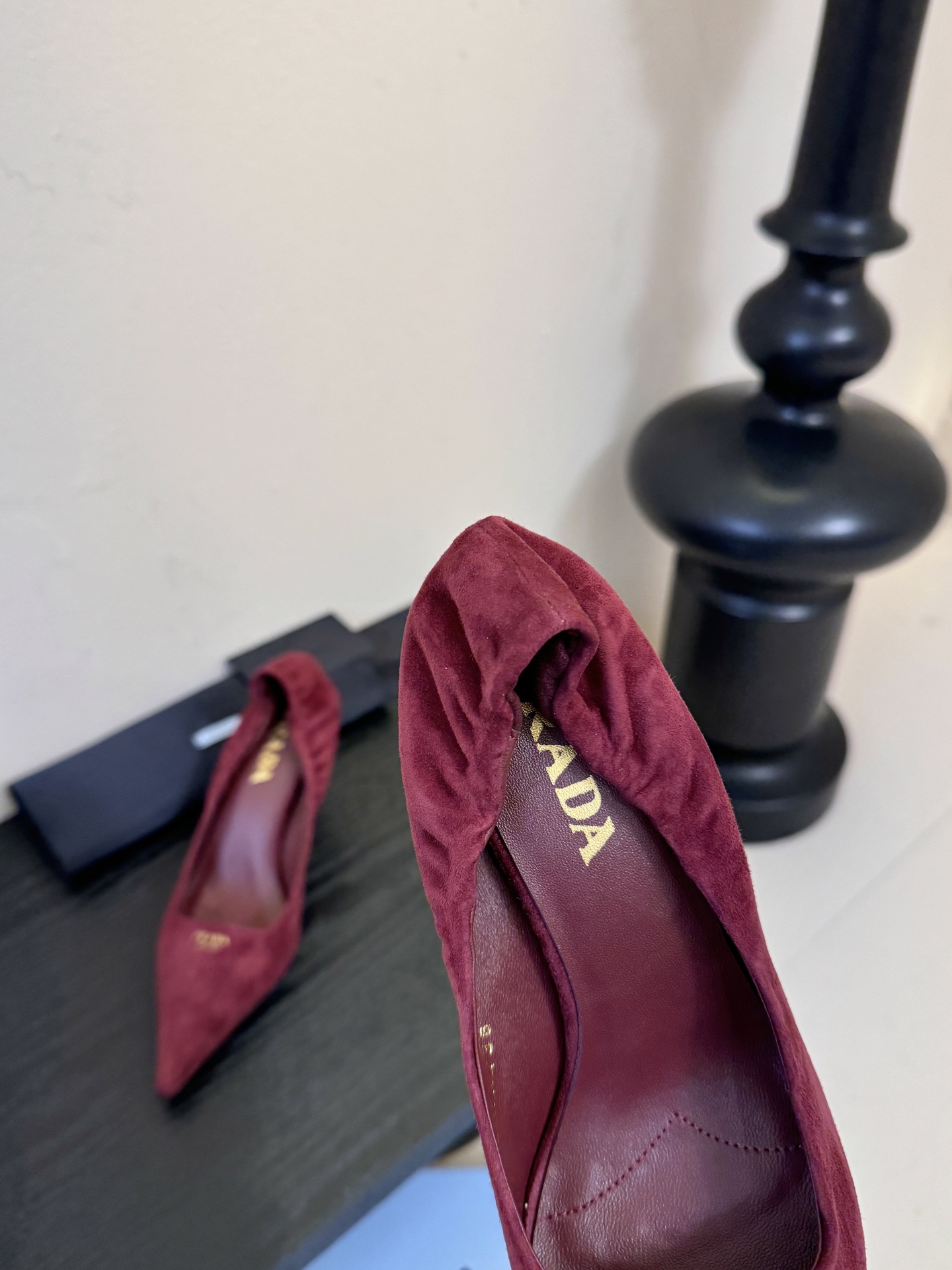 Prad* 26ss经典款三角标尖头小高跟单鞋采用锐利尖头+几何三角标的组合，鞋头处的三角拼接是品牌辨识