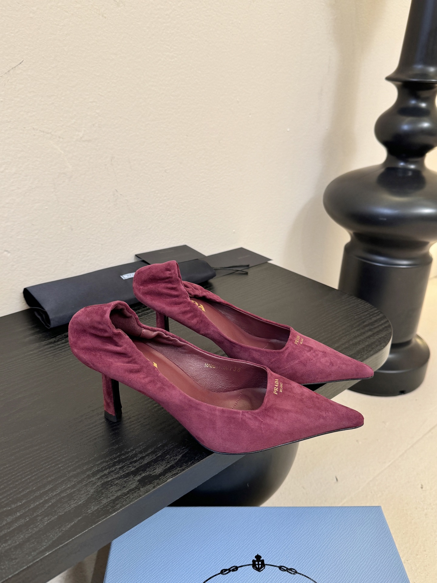 Prad* 26ss经典款三角标尖头小高跟单鞋采用锐利尖头+几何三角标的组合，鞋头处的三角拼接是品牌辨识