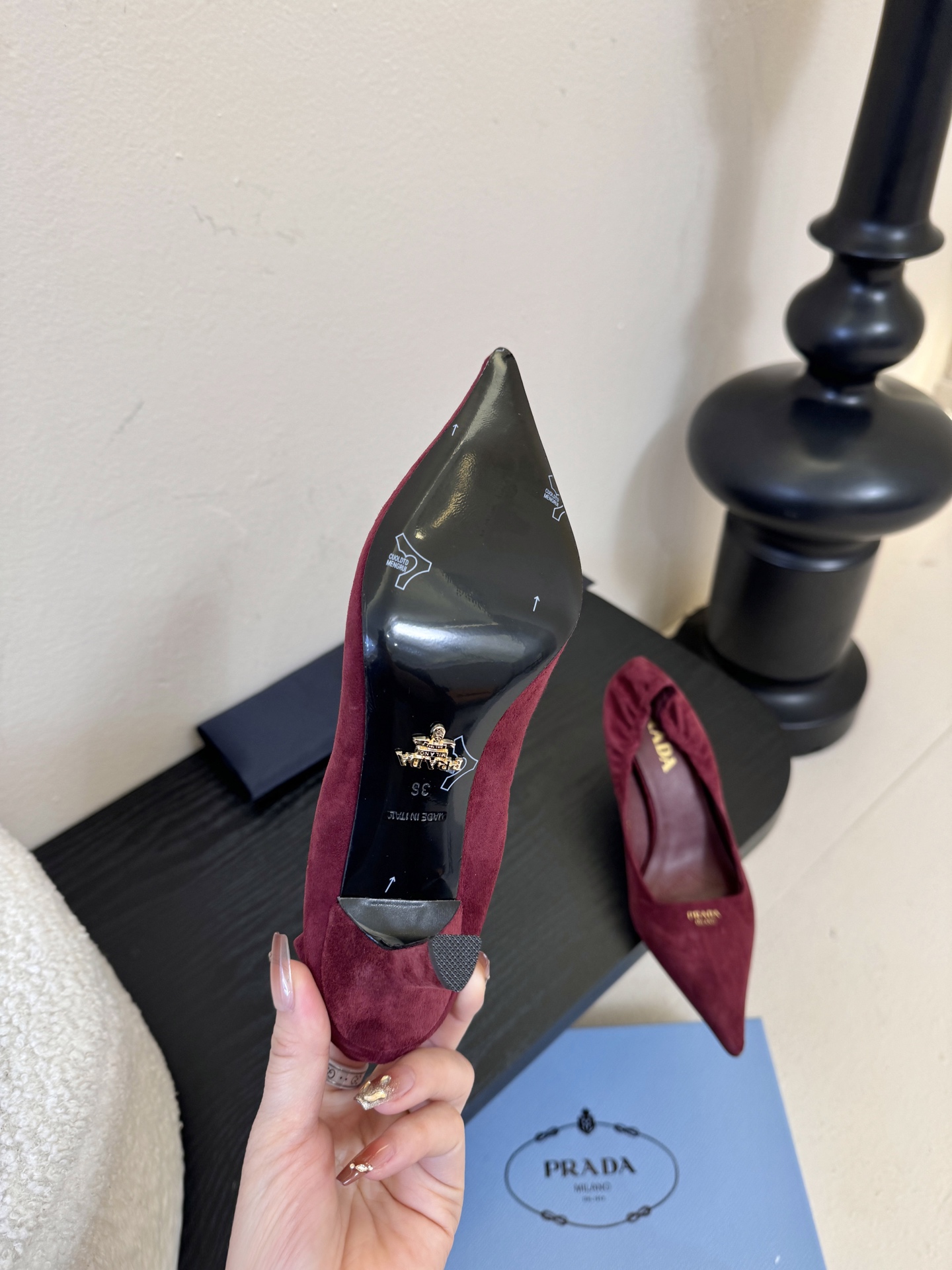 Prad* 26ss经典款三角标尖头小高跟单鞋采用锐利尖头+几何三角标的组合，鞋头处的三角拼接是品牌辨识