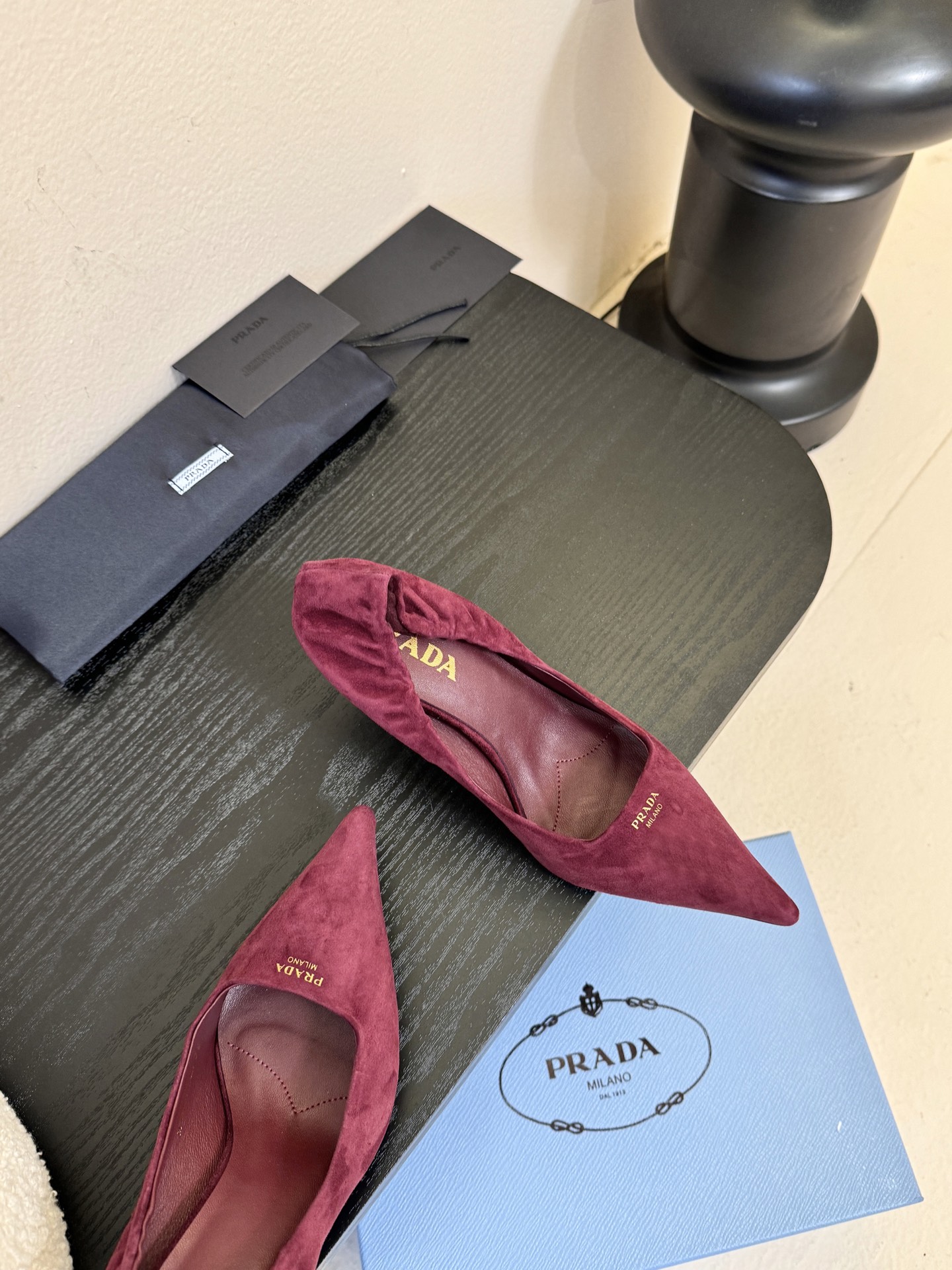 Prad* 26ss经典款三角标尖头小高跟单鞋采用锐利尖头+几何三角标的组合，鞋头处的三角拼接是品牌辨识